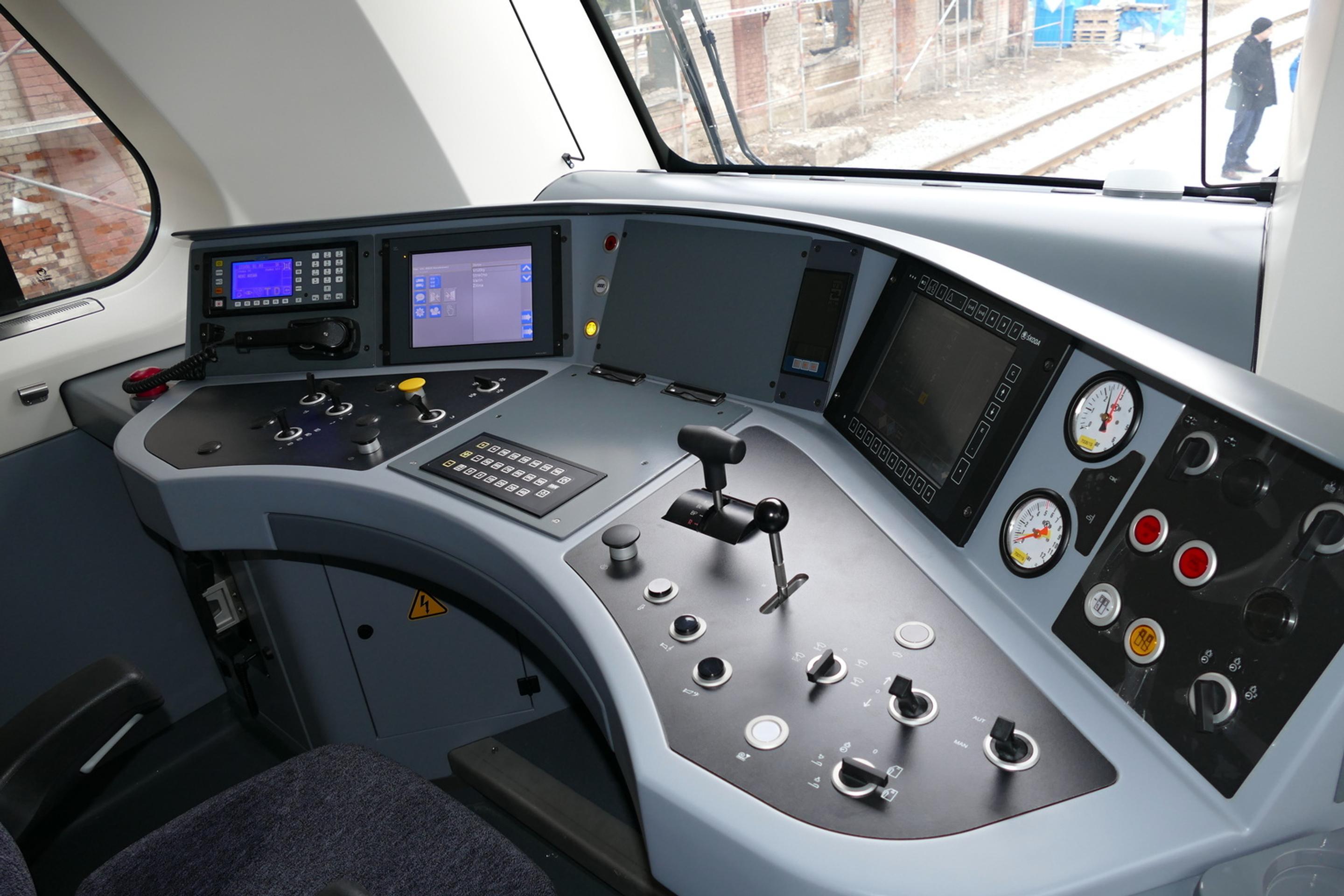 Vychovávateľky prevádzajú 13 malých detí cez železničné priecestie so spustenými závorami.