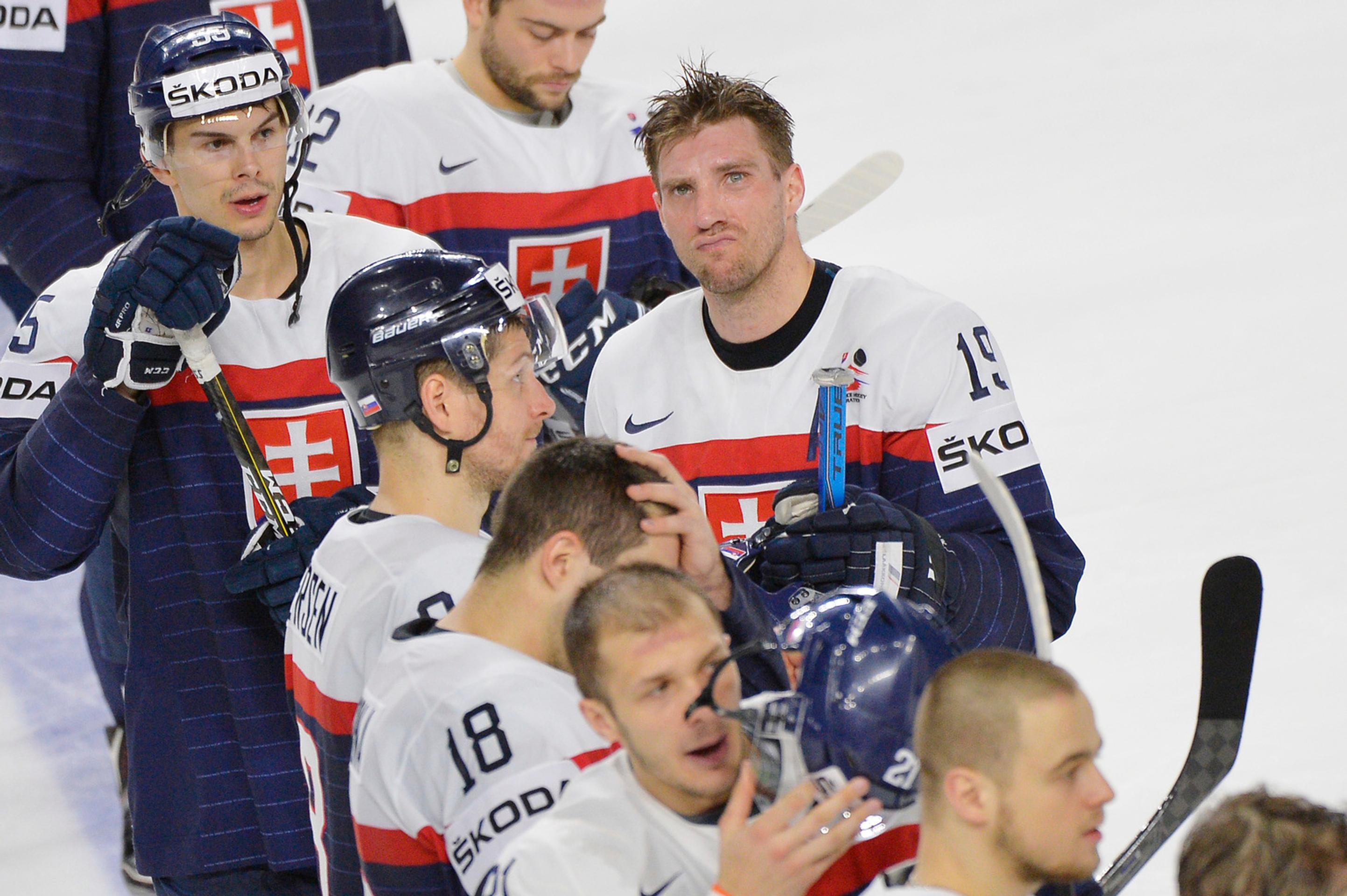 Michel Miklík pozerá do hľadiska po prehre s Nemeckom na MS 2017.