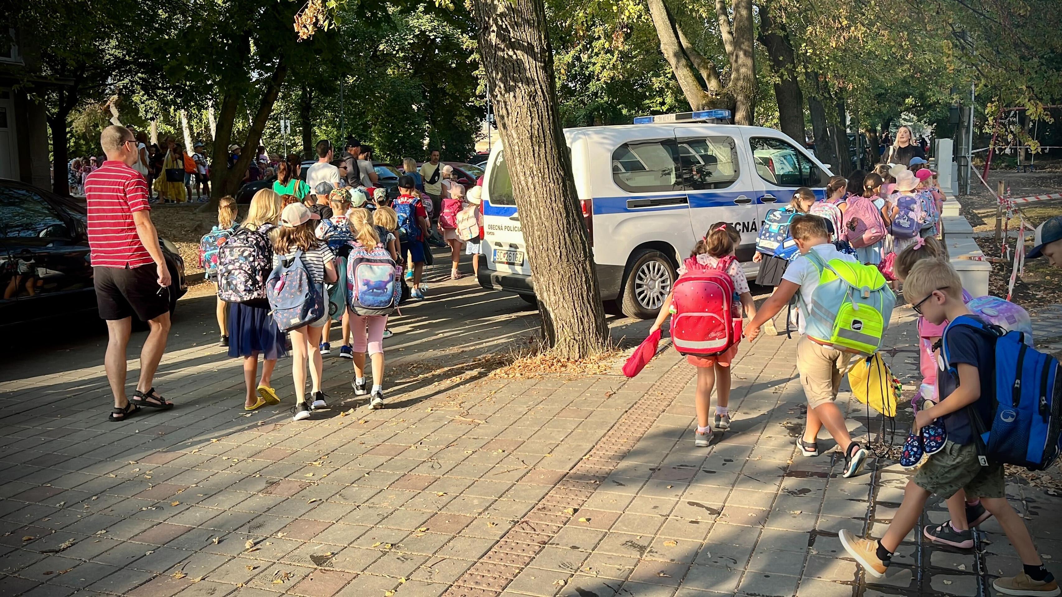 Deti po bombovom poplachu odchádzajú domov zo školy.