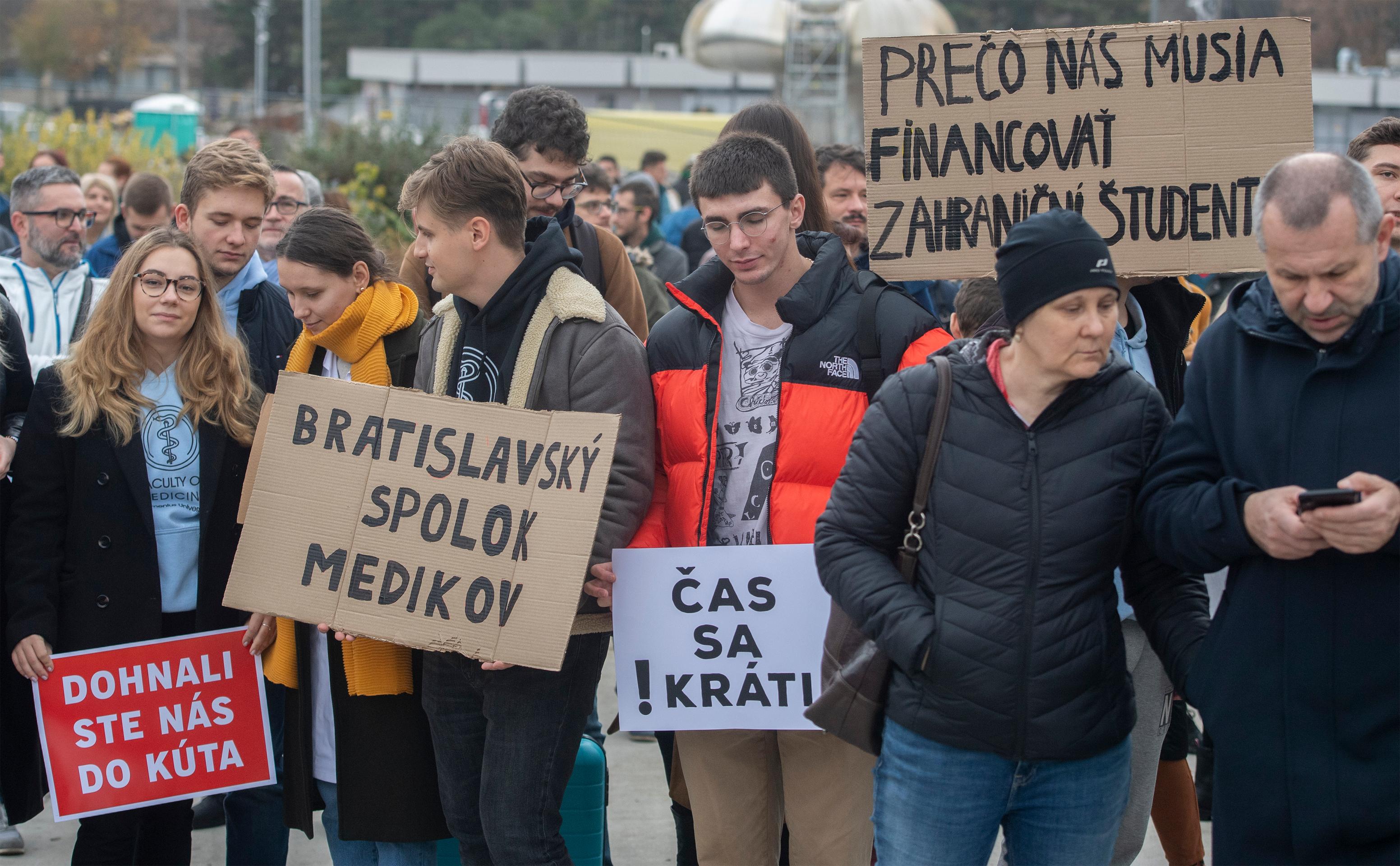 Protest Lekárskeho odborového združenia - Zachráňme zdravotníctvo