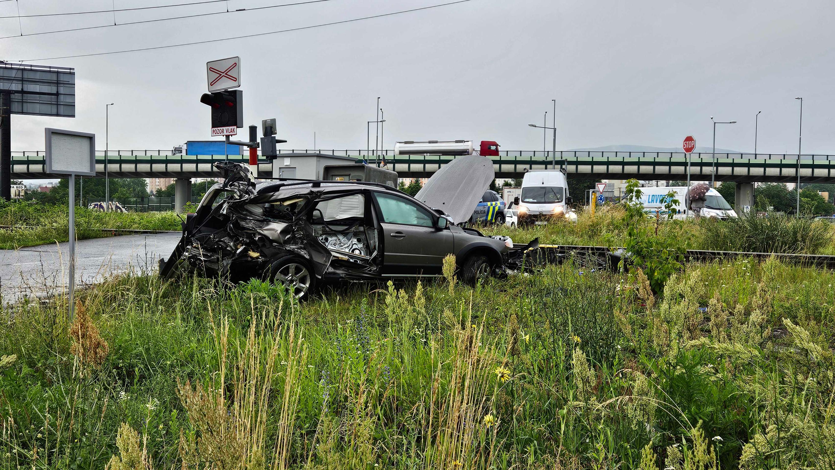 Zrážka vlaku s osobným autom pri Prešove
