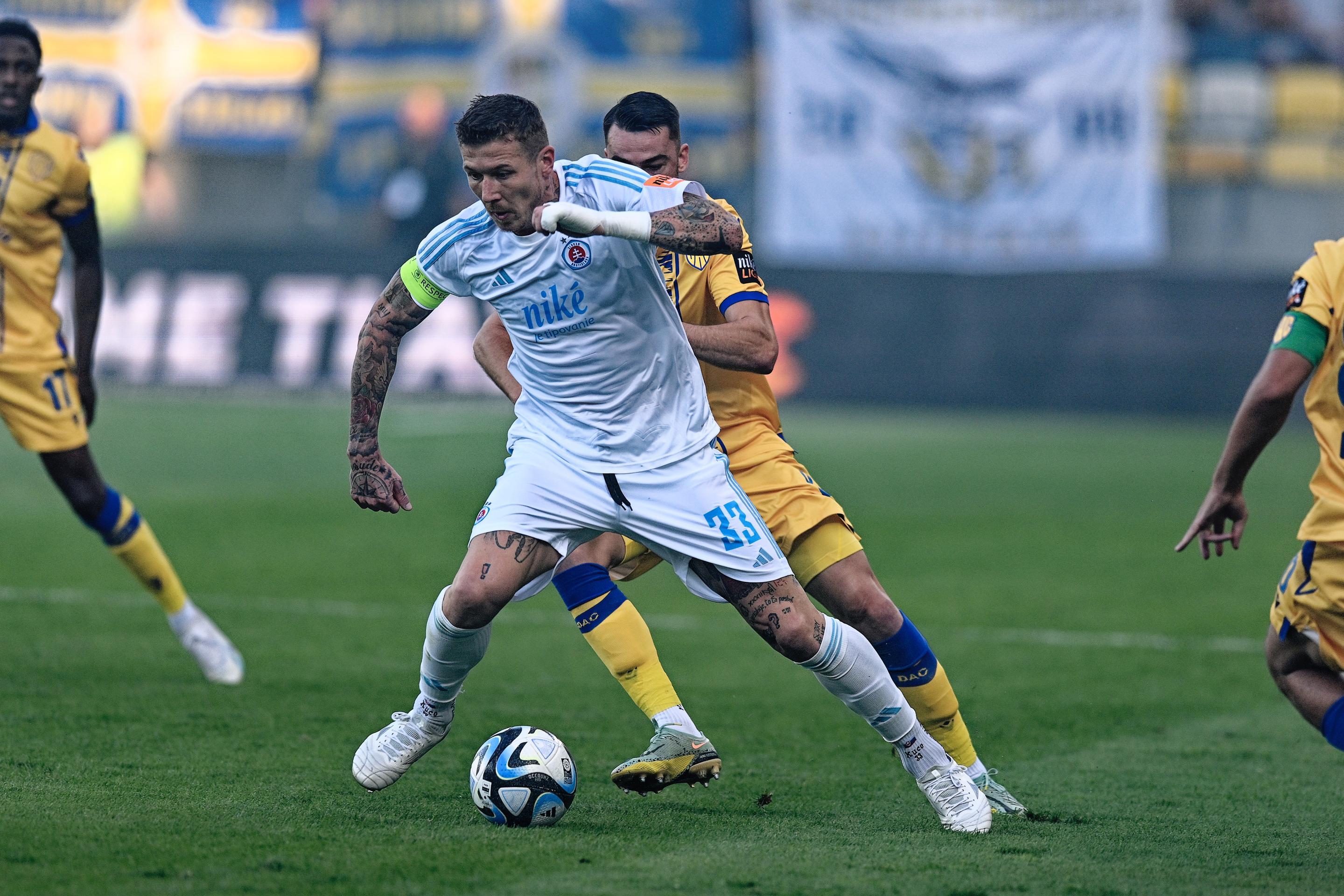 V pozadí hráč DAC Milan Dimun a v popredí hráč Slovana Juraj Kucka v zápase 7. kola Niké ligy.