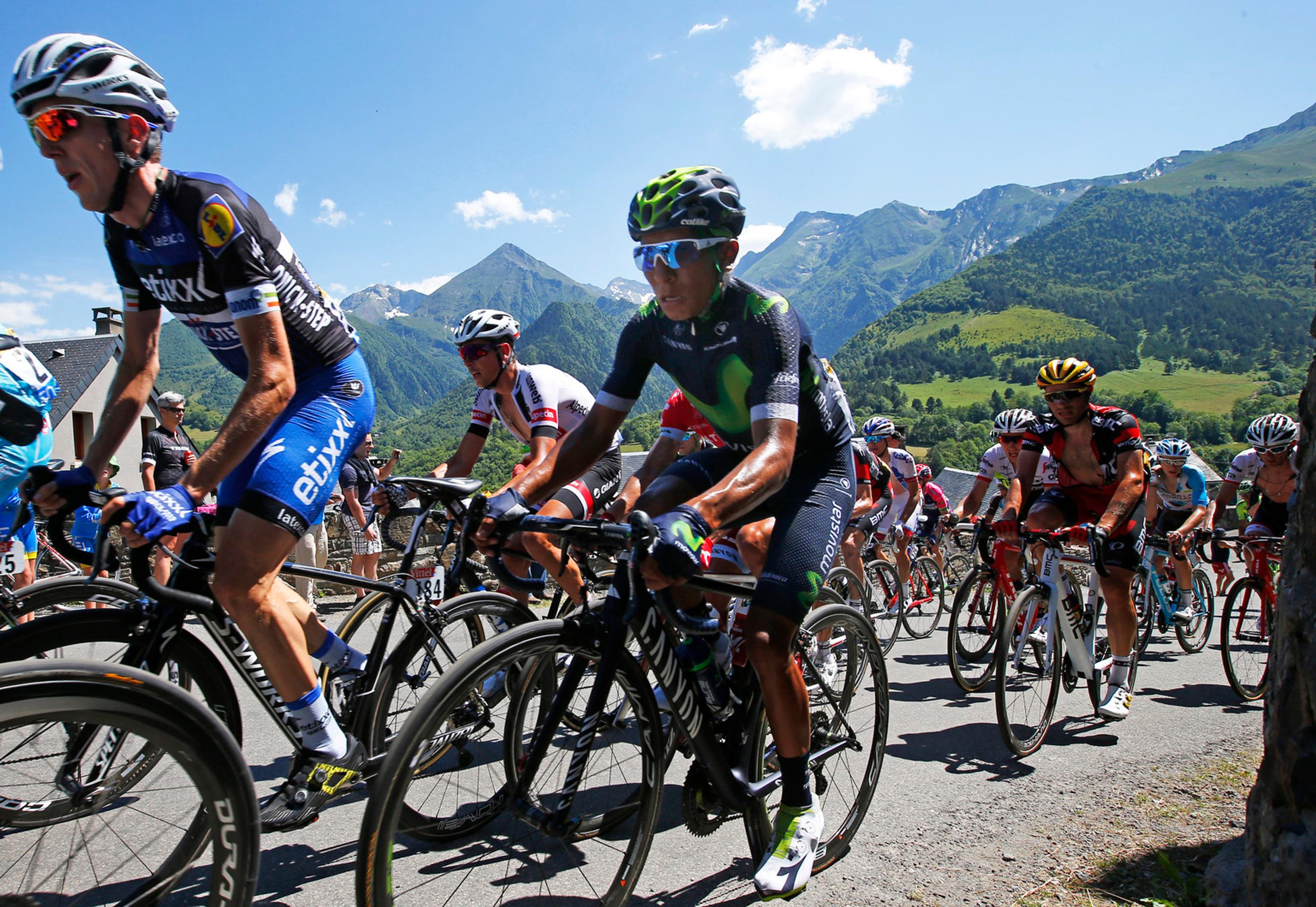 Elitný vrchár Nairo Quintana vo svojom živle. Na pozadí krásne Pyreneje.