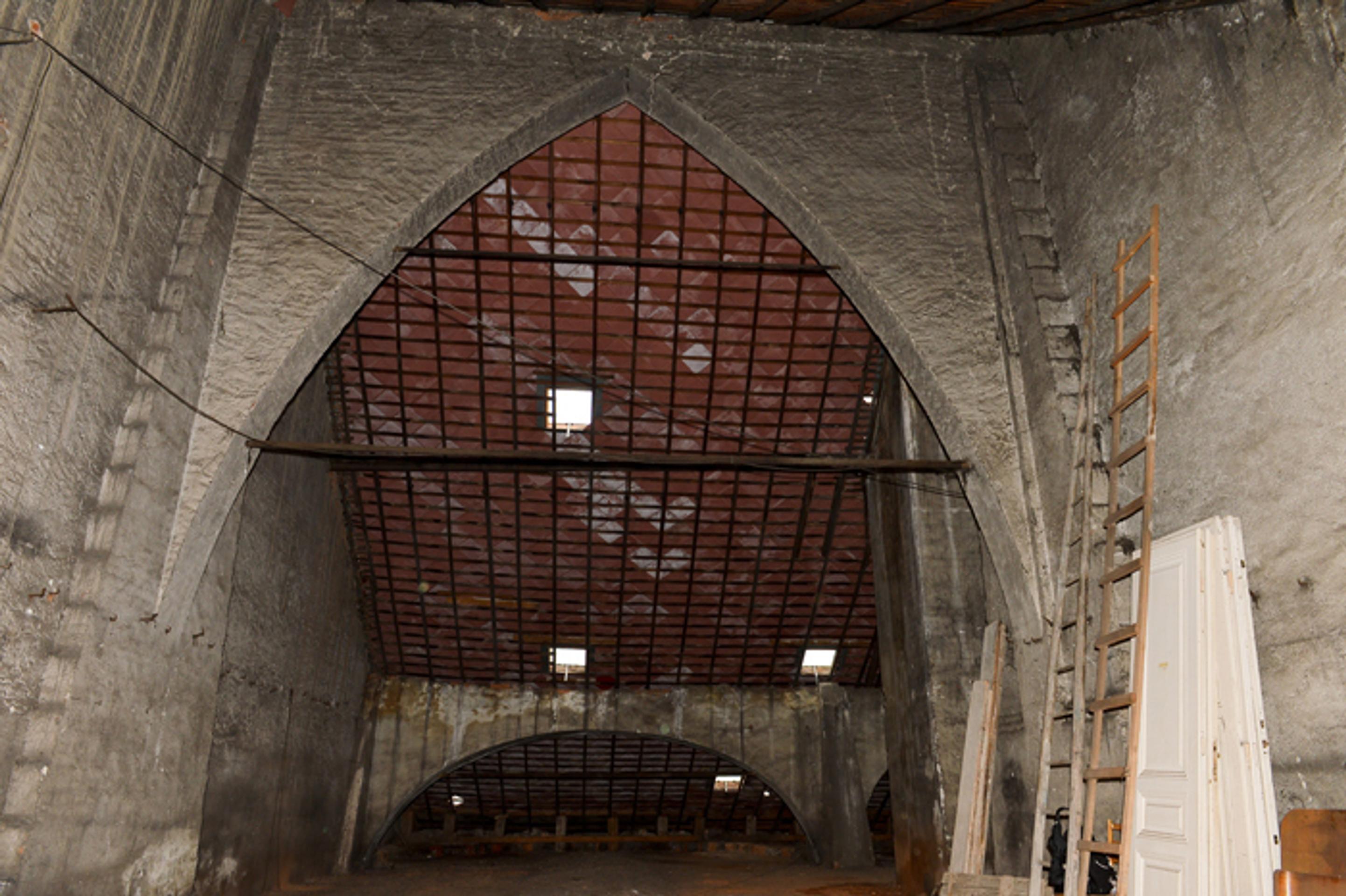 Unikátna zavesená reťazová strecha z kujného železa v Banskej Bystrici.