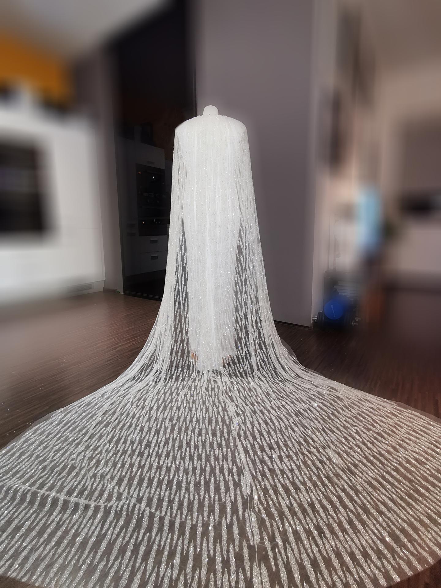 Exkluzívne zábery zo skúšky šiat počas šitia. 