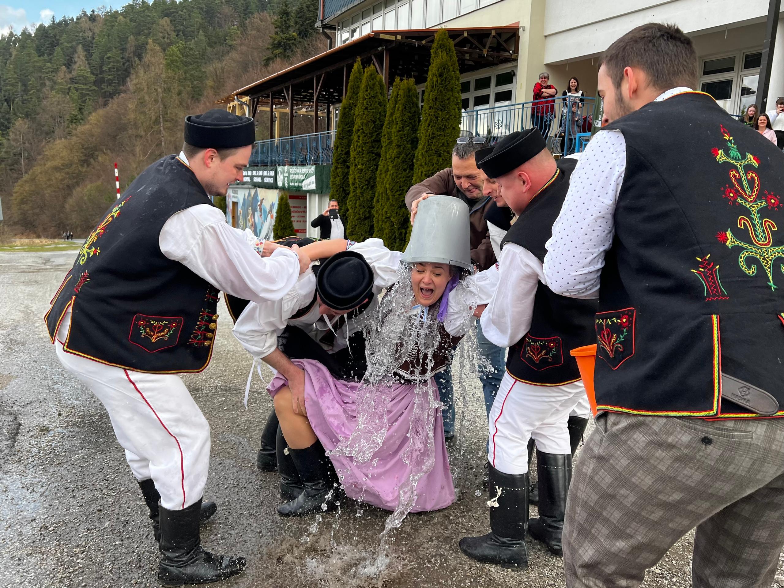 Členovia Folklórneho súboru Krompašan z Krompách oblievali a šibali svoje kolegyne nielen v meste, ale i v susednej obci Slovinky.