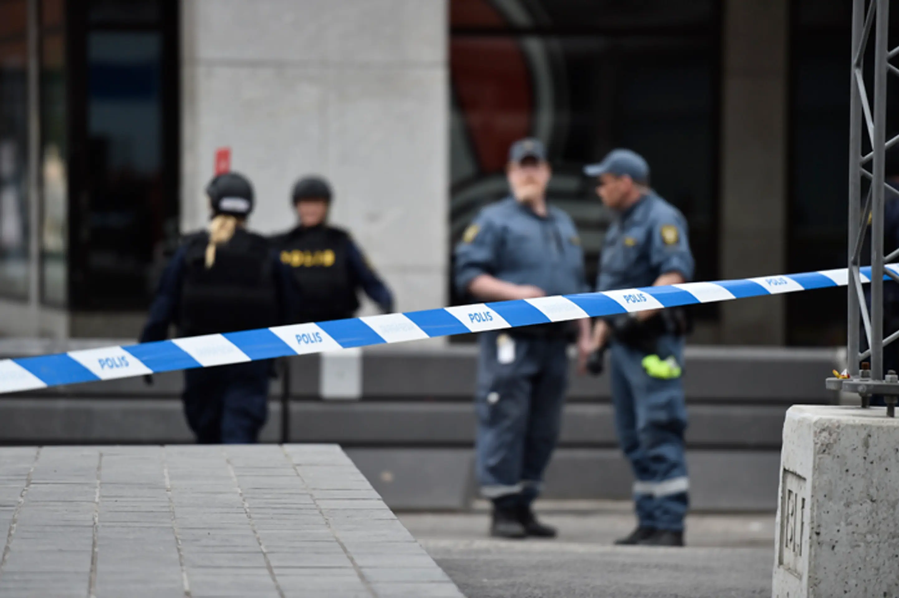 Policajná páska ohradila miesto v centre Štokholmu, kde auto vrazilo do niekoľkých ľudí.