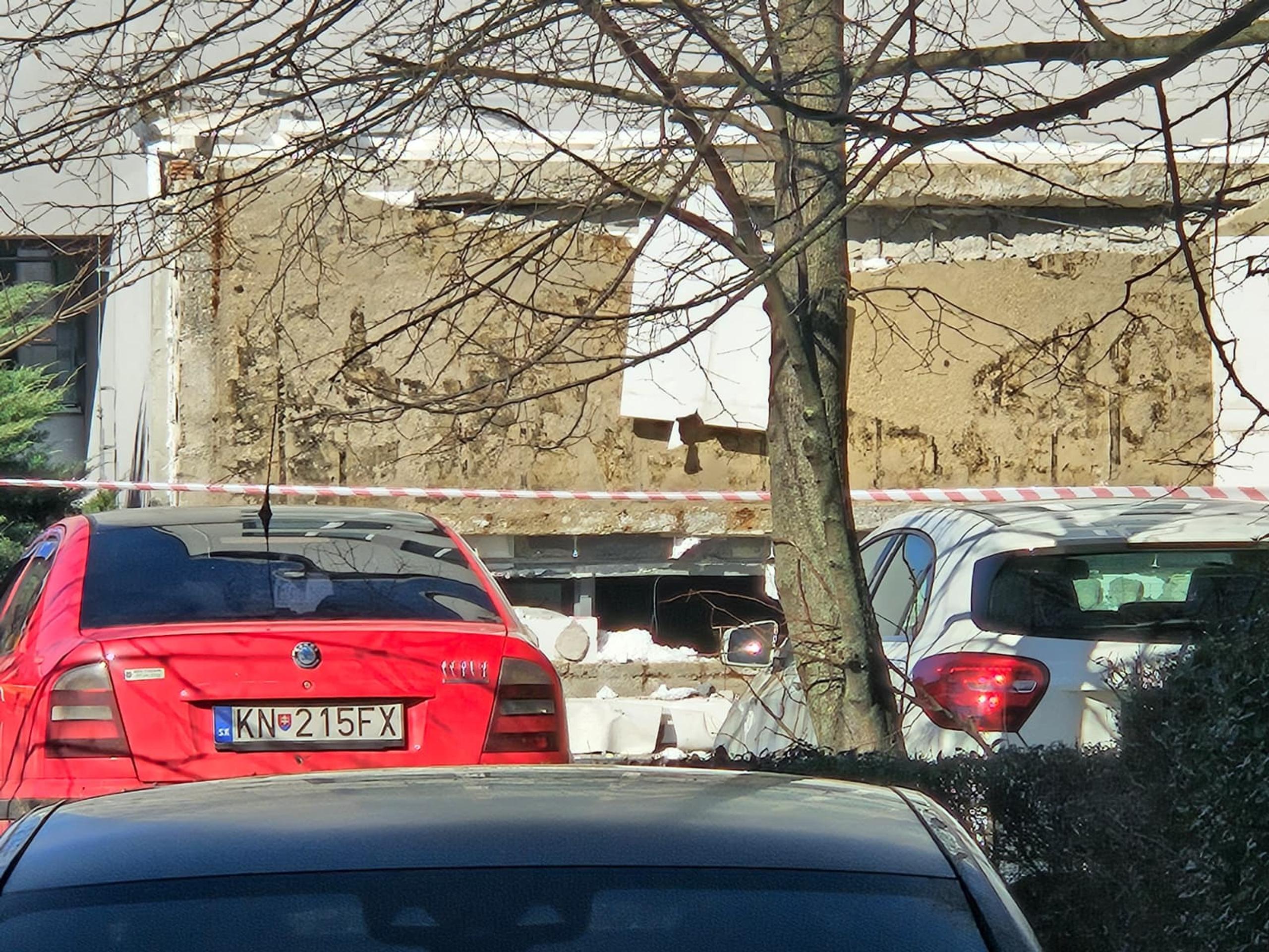 V Komárne sa zrútila časť strechy budovy klientskeho centra