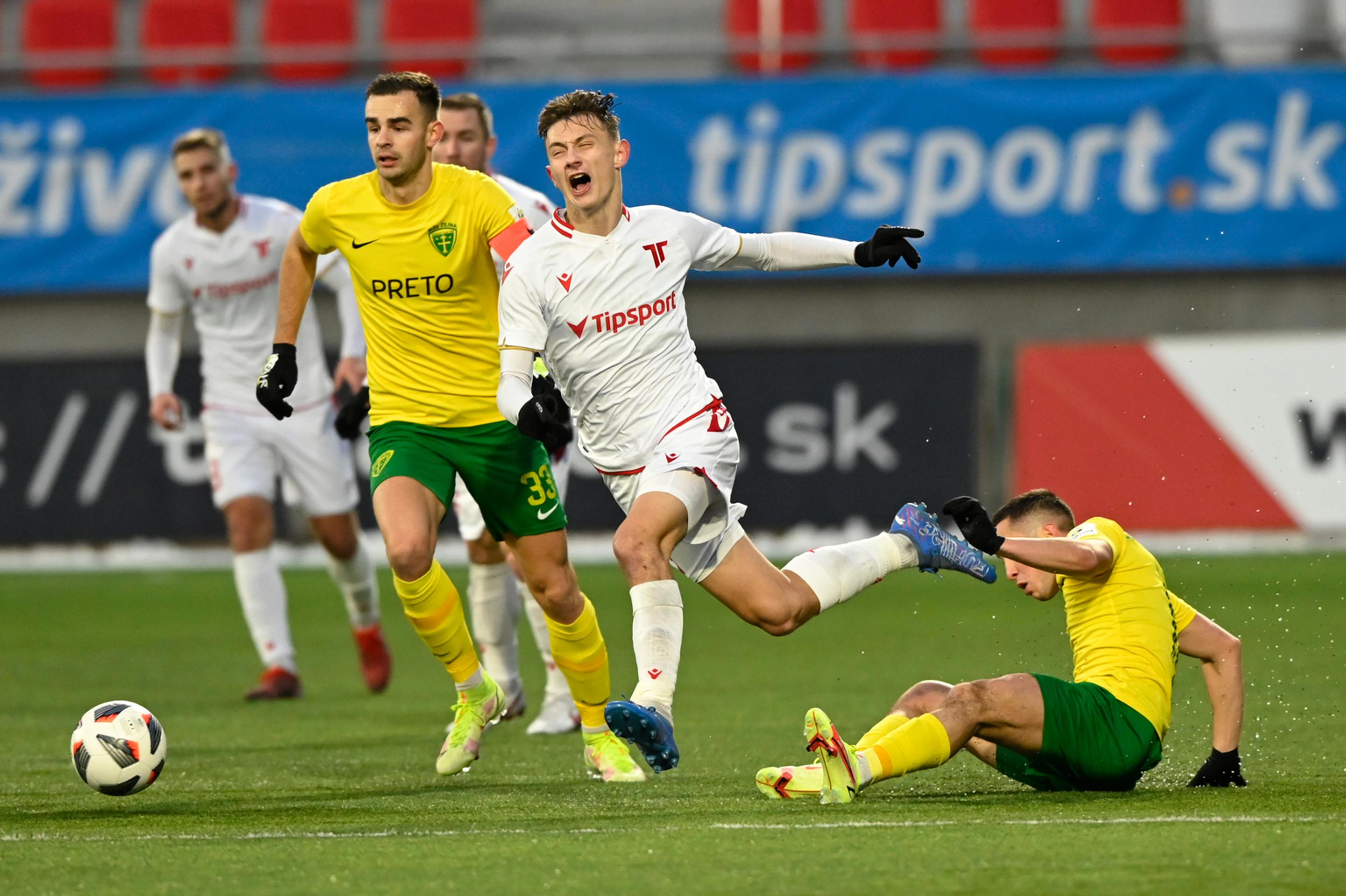 Zľava Adam Kompas (MŠK Žilina), Dominik Hollý (AS Trenčín) a Vahan Bičachčjan (MŠK Žilina) v zápase 18. kola Fortuna ligy.