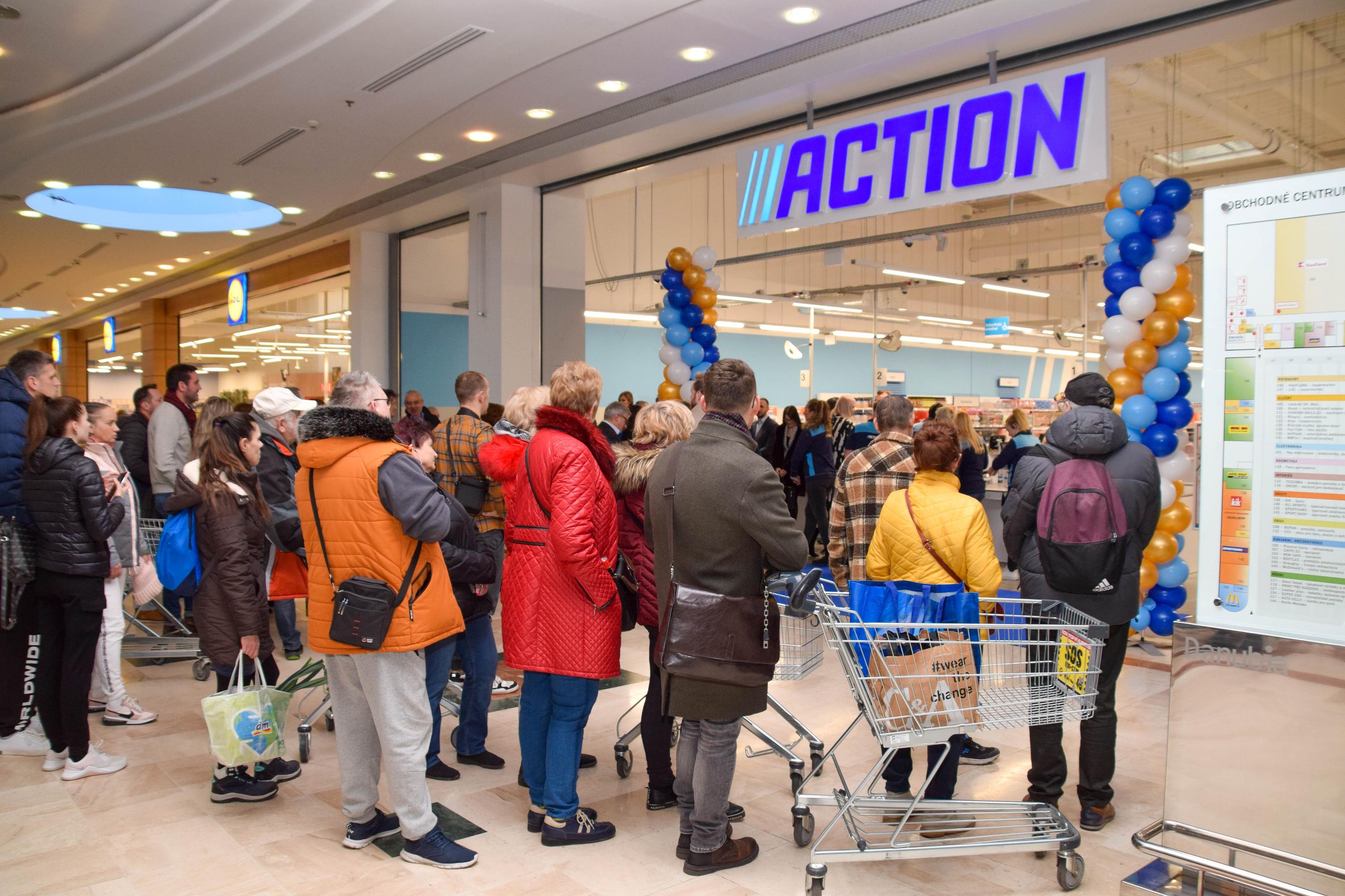 Otvorenie prvej prevádzky obchodu Action na Slovensku.