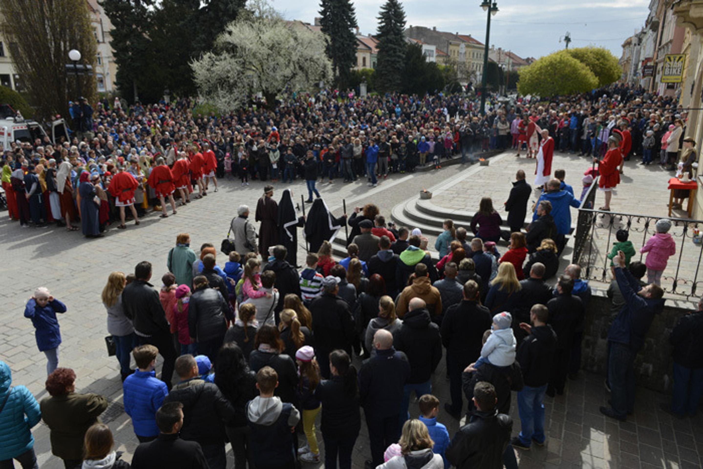 Diváci sledujú scény živej krížovej cesty na Veľký piatok pred mestským úradom v Prešove.