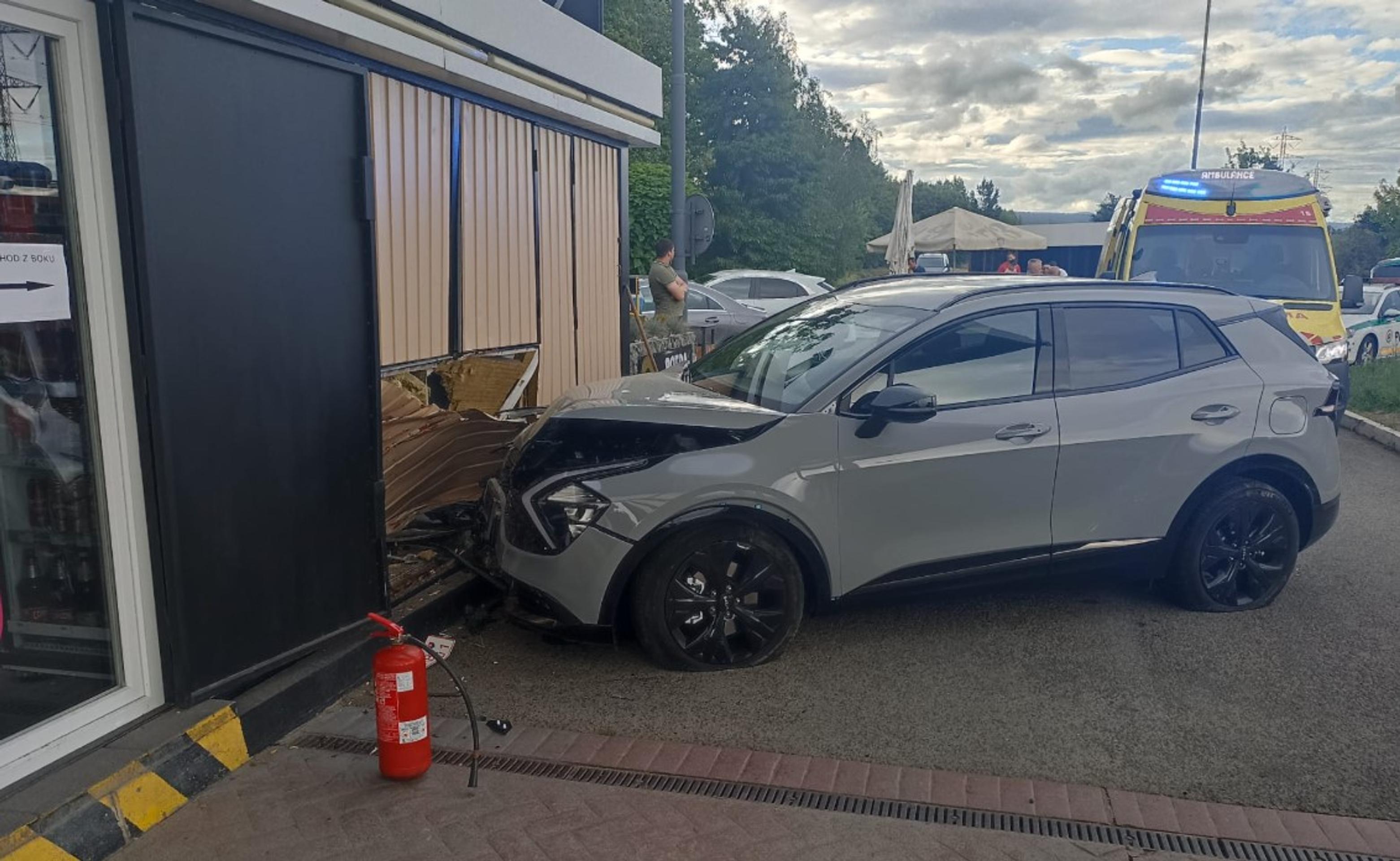 Auto vrazilo do budovy čerpacej stanice v Košiciach.
