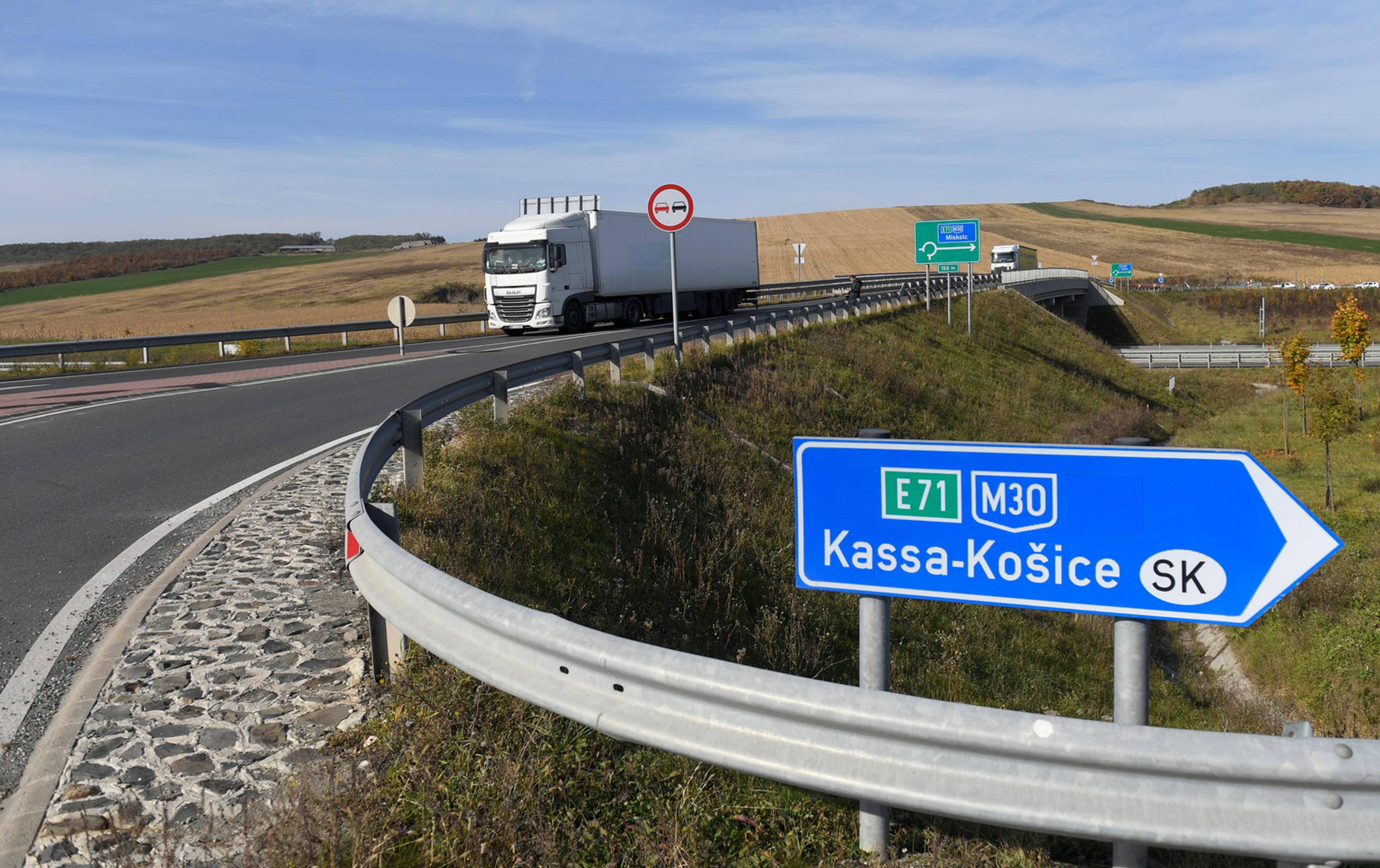 Otvorili diaľnicu M30 od Miškovca až po slovenské hranice.