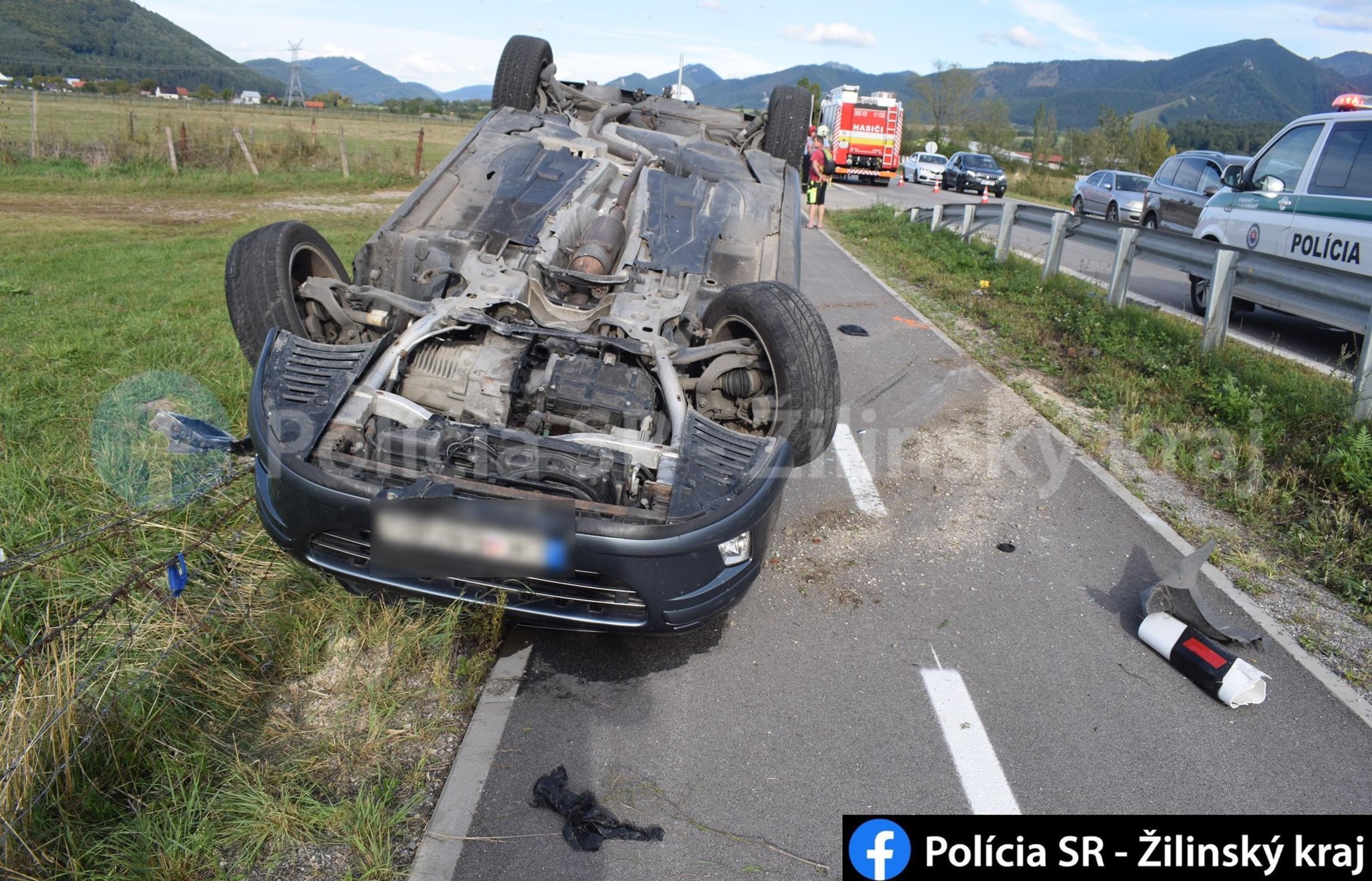 Po zrážke dvoch áut vyšlo jedno na zvodidlá