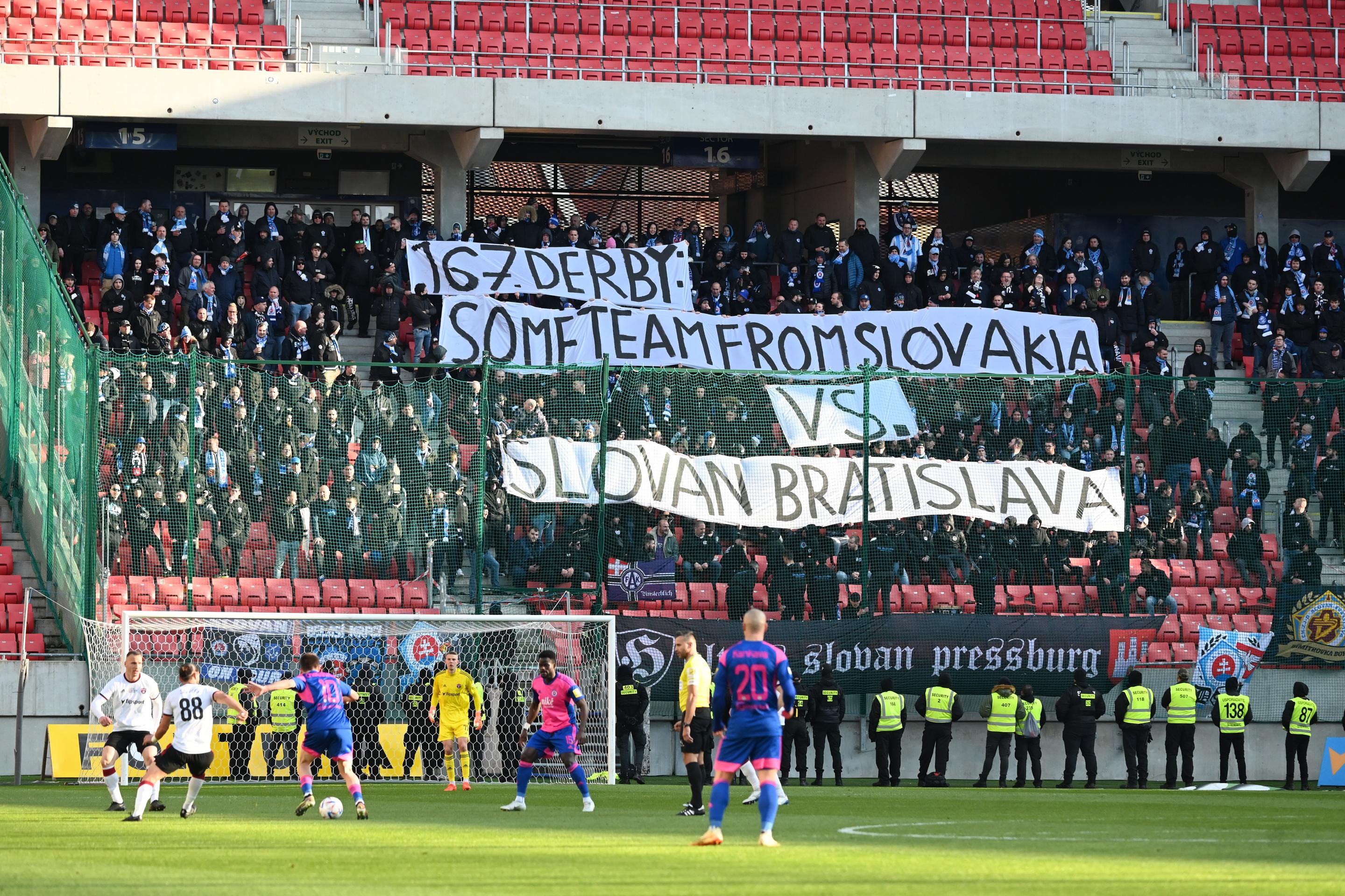 Fanúšikovia Slovana v zápase 3. kola nadstavbovej časti Fortuna ligy v skupine o titul v Trnave.