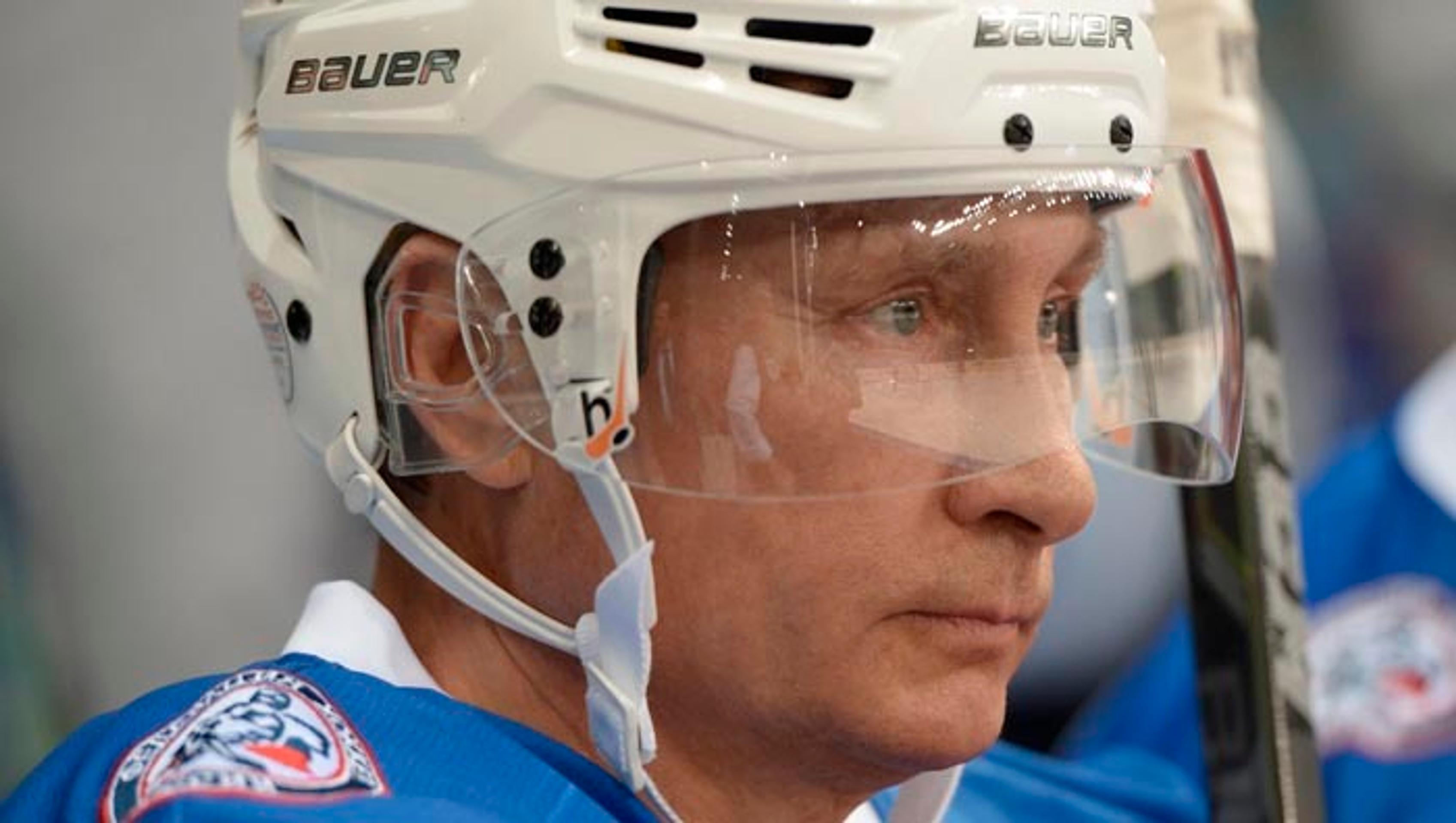 Na snímke ruský prezident Vladimir Putin počas zápasu Nočnej hokejovej ligy bývalých hviezd NHLv rámci osláv svojich 63. naroden