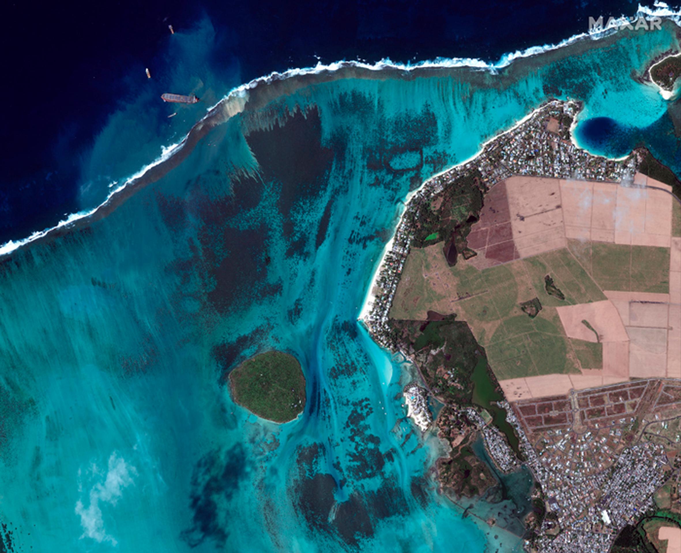 Na satelitnej snímke z 12. augusta 2020 loď MV Wakashio (hore vľavo), z ktorej unikajú ropné látky pri pobreží ostrova Maurícius