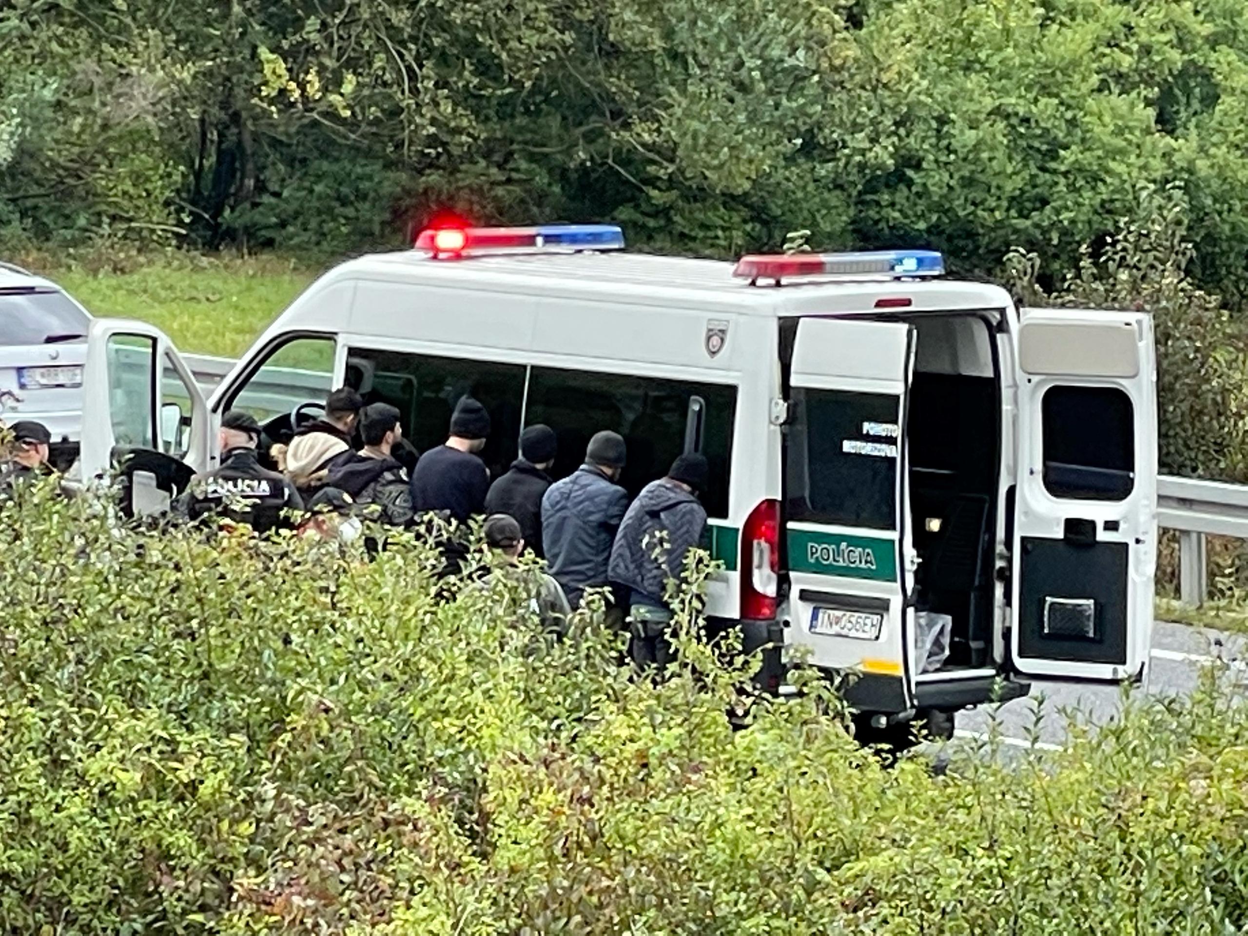 Skupinu nelegálnych migrantov zadržali policajti pri Mníchovej Lehote