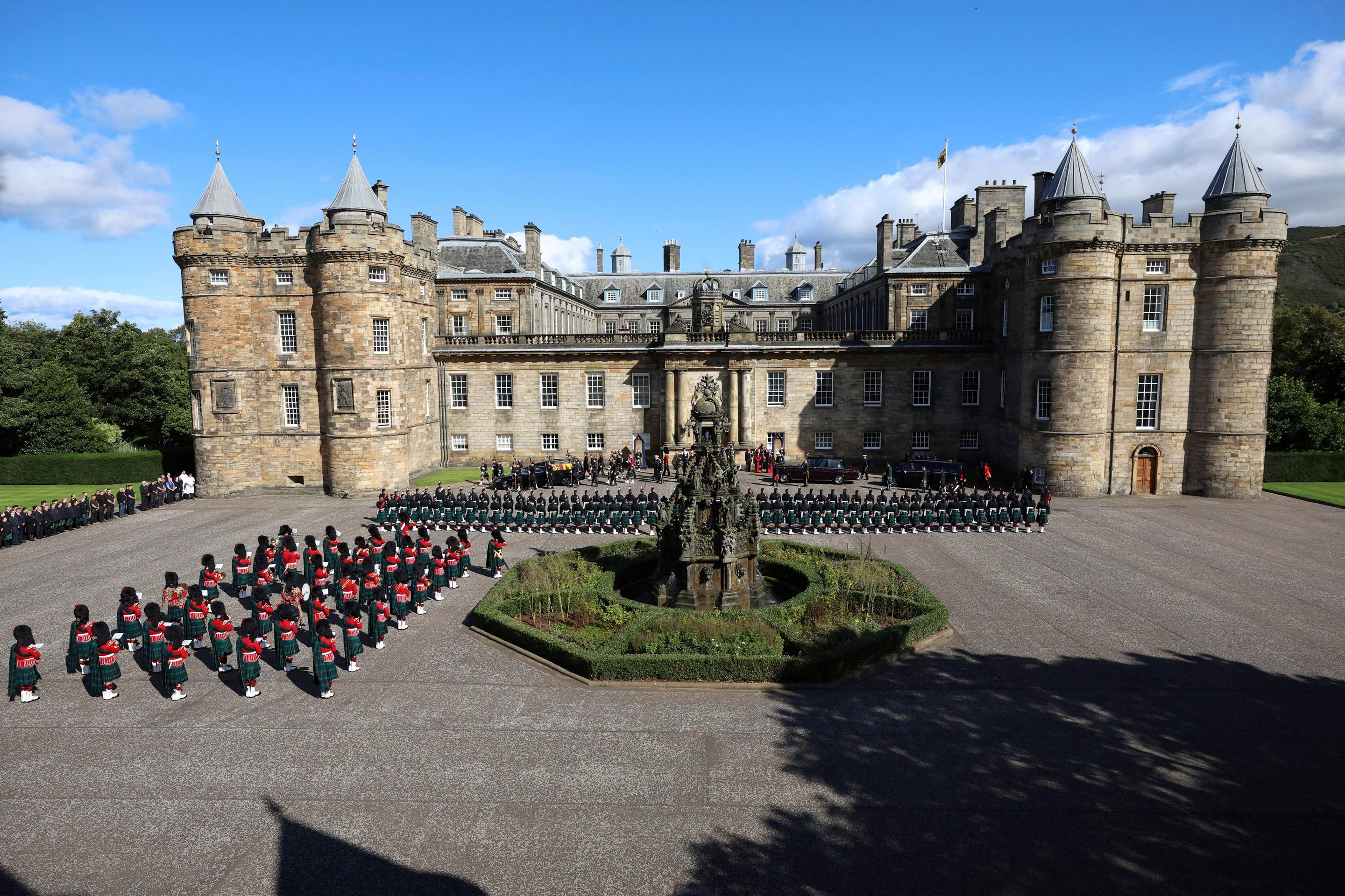 Od nedele bola rakva v zámku Holyrood