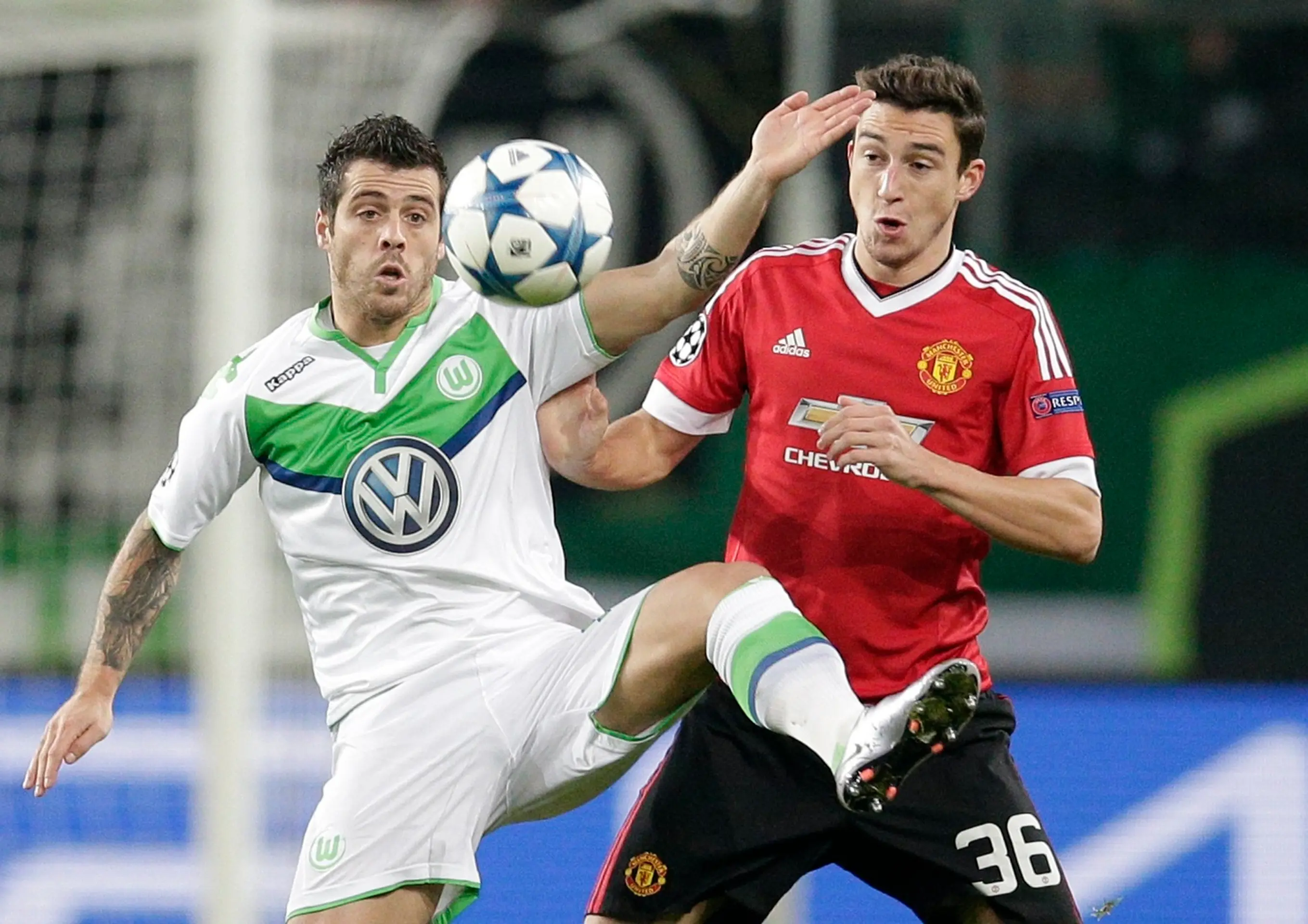 Na snímke hráč Wolfsburgu Vieirinha (vľavo) a hráč United Matteo Darmian (vpravo)