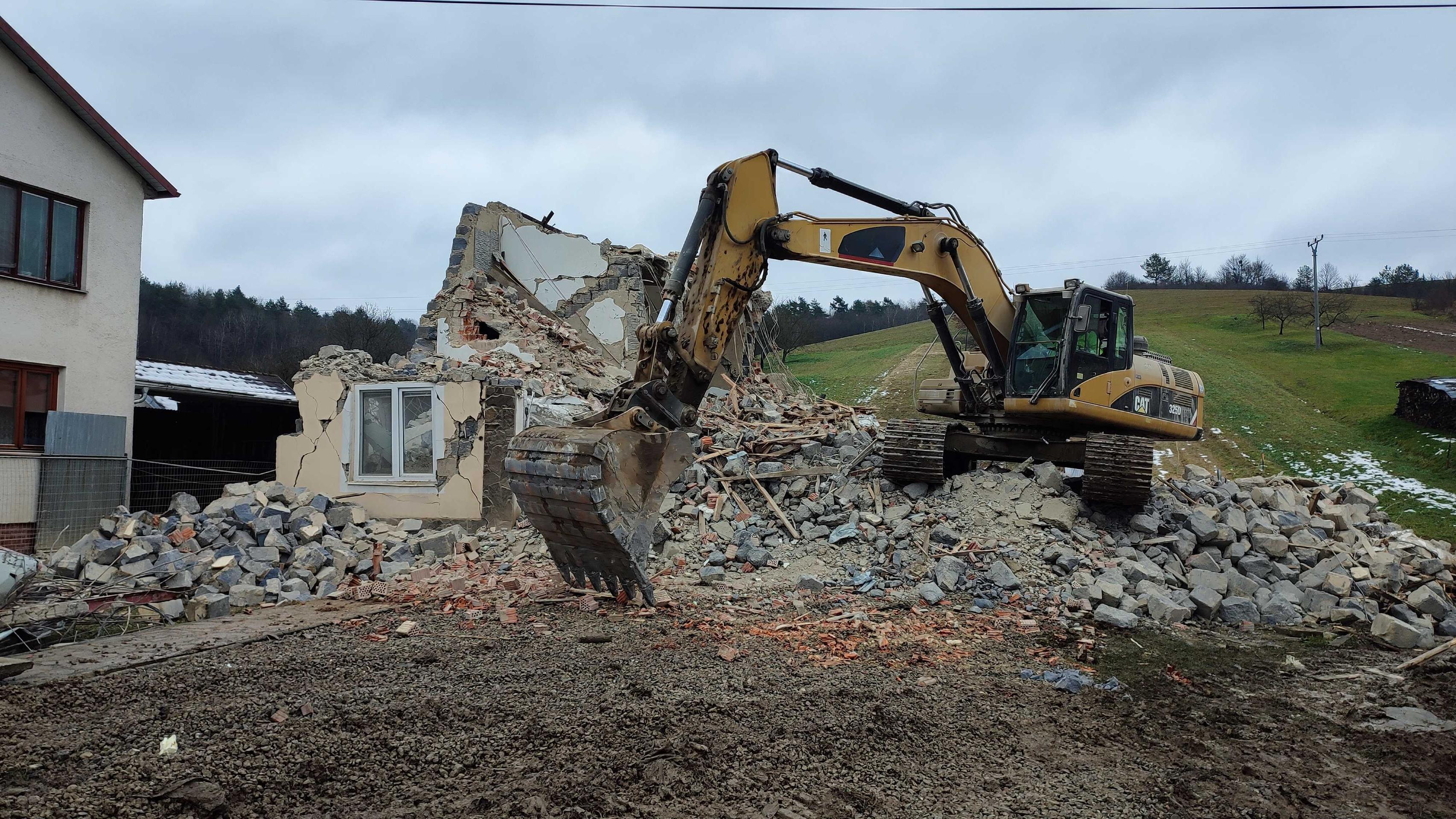 Búranie zemetrasením poškodeného domu v Baškovciach