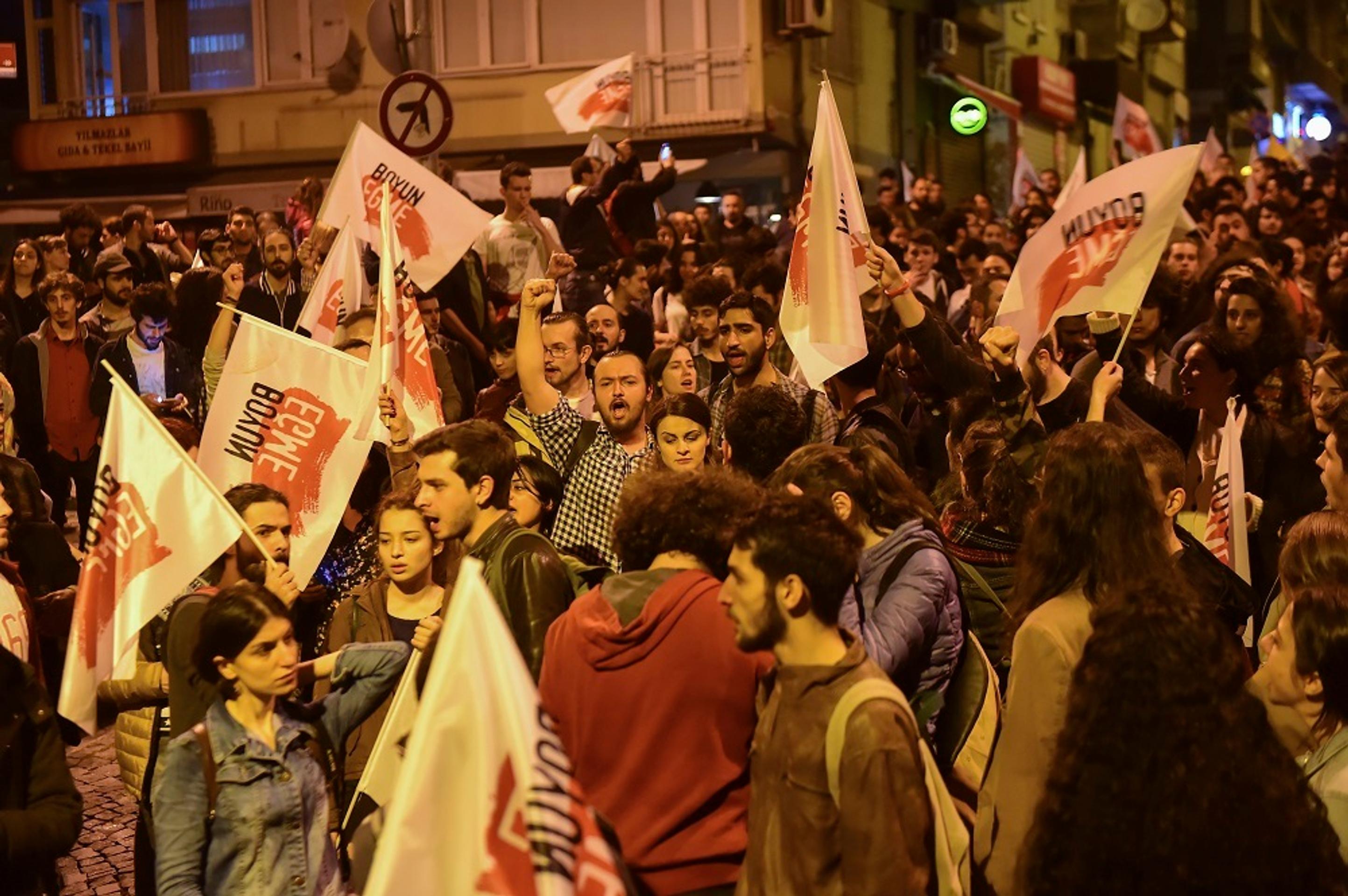 Odporcovia demonštrujú proti výsledkom referenda