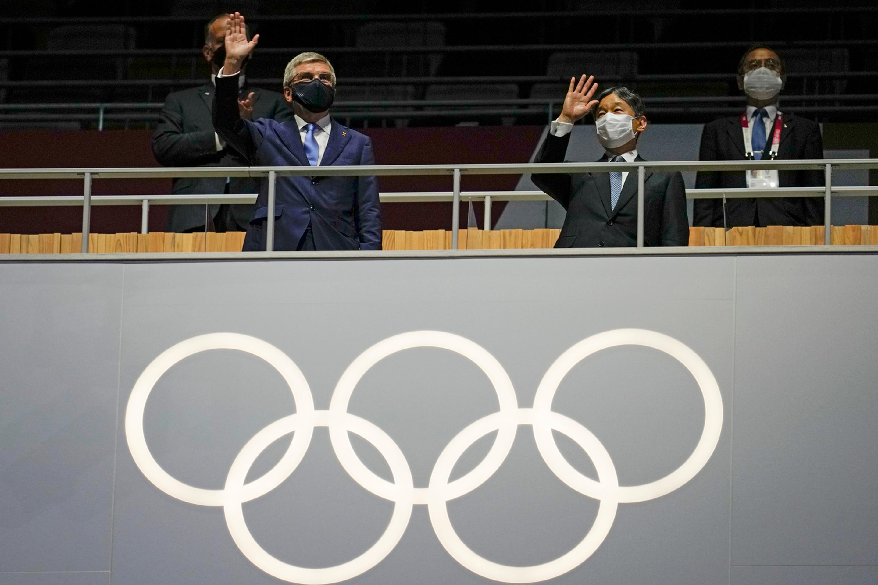 Na snímke zľava prezident MOV Thomas Bach a japonský cisár Naruhito počas otváracieho ceremoniálu LOH v Tokiu.