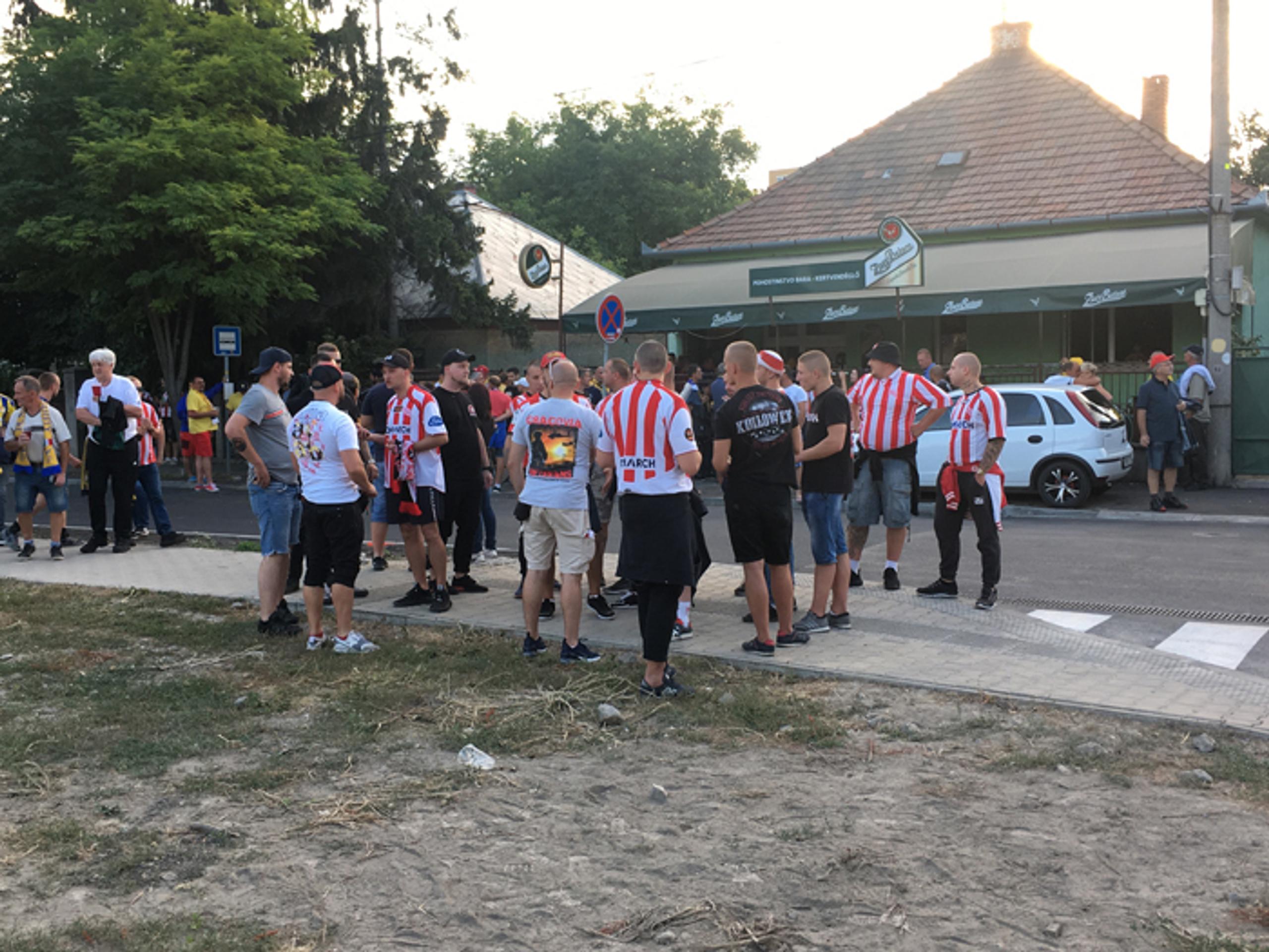 Bezpečnostná služba kontroluje pred zápasom s DAC Dunajská Streda fanúšikov Cracovie Krakov.