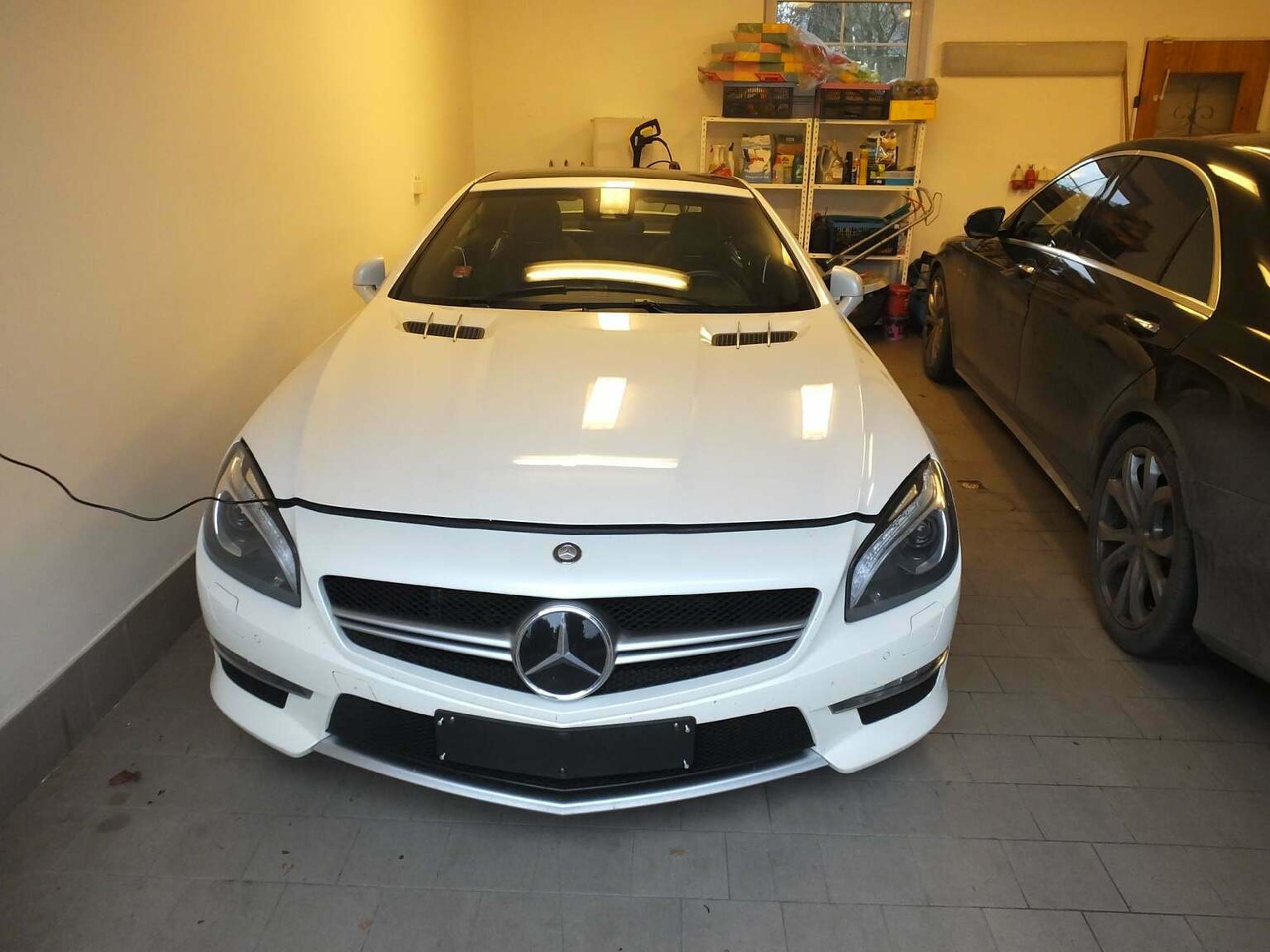 Zadržané luxusné auto políciou počas medzinárodnej akcie.