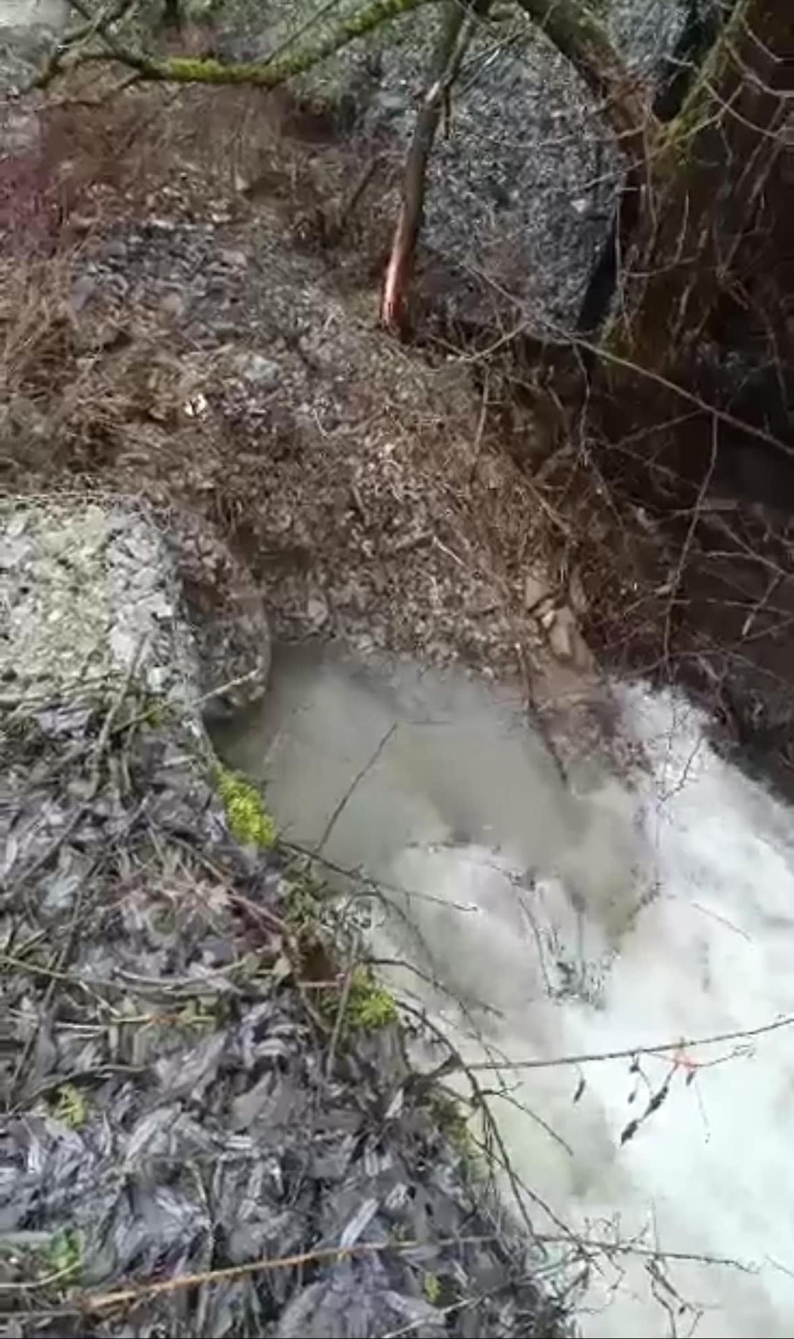 Na Beňovolehotskom potoku vyhlásili tretí povodňový stupeň.