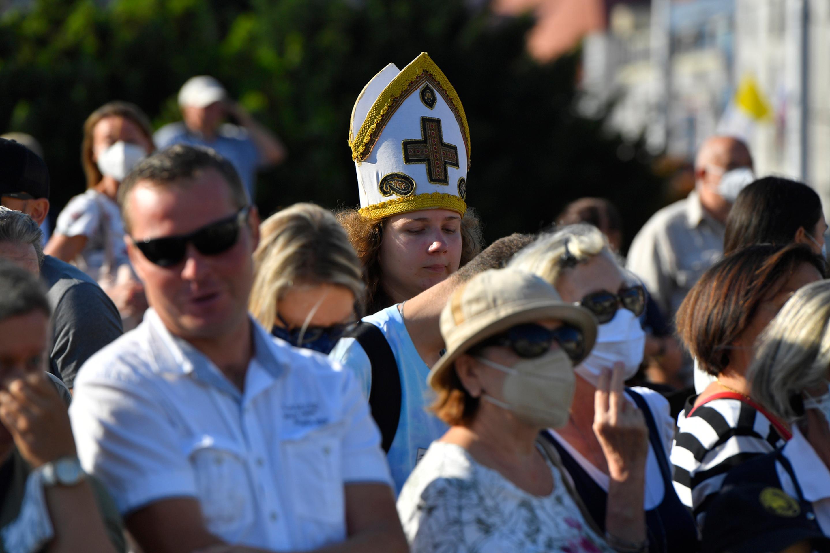 Ľudia počas privítacieho ceremoniálu pápeža Františka pred Prezidentským palácom.