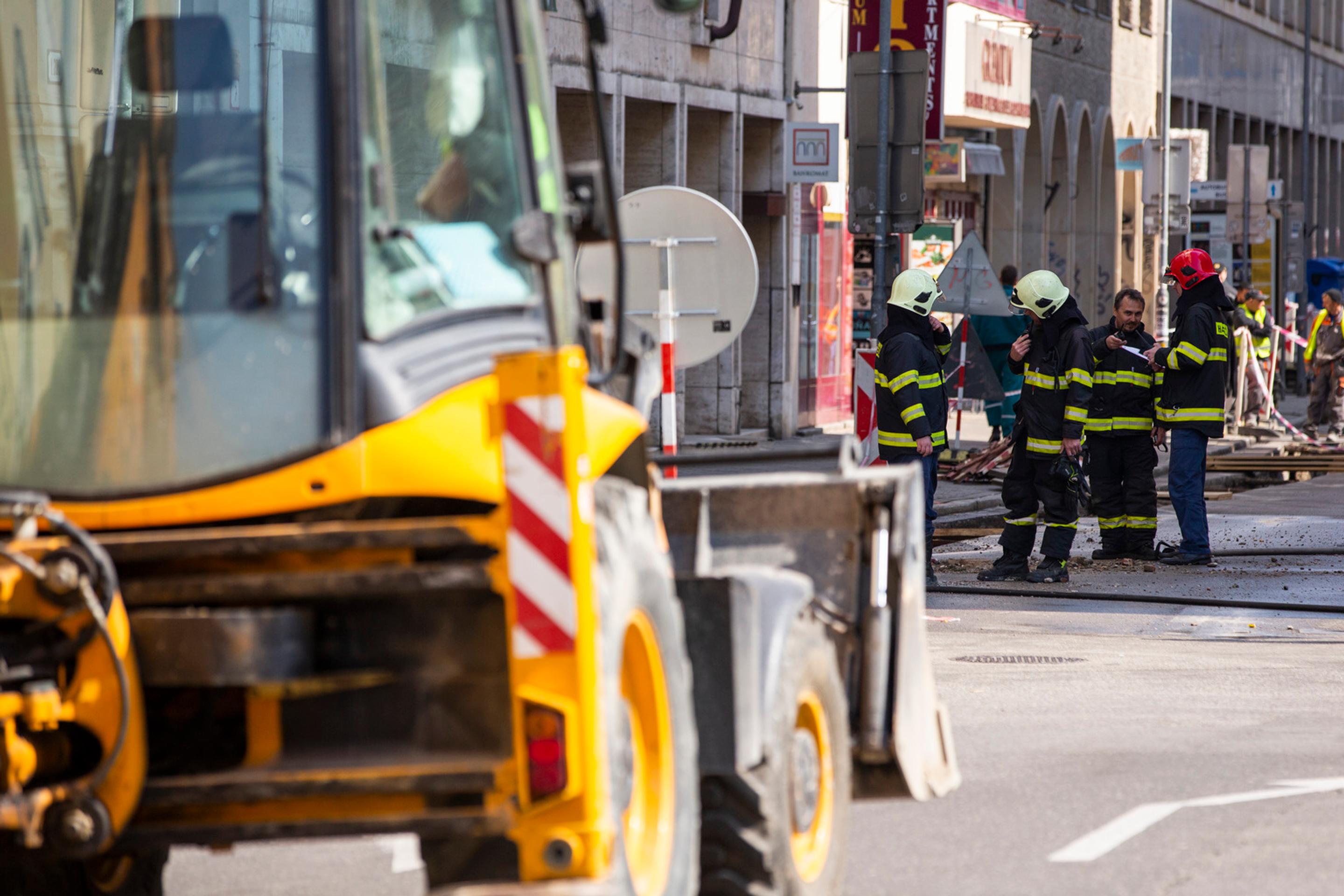 Na snímke sanitka po výbuchu plynu na Gorkého ulici v Bratislave 