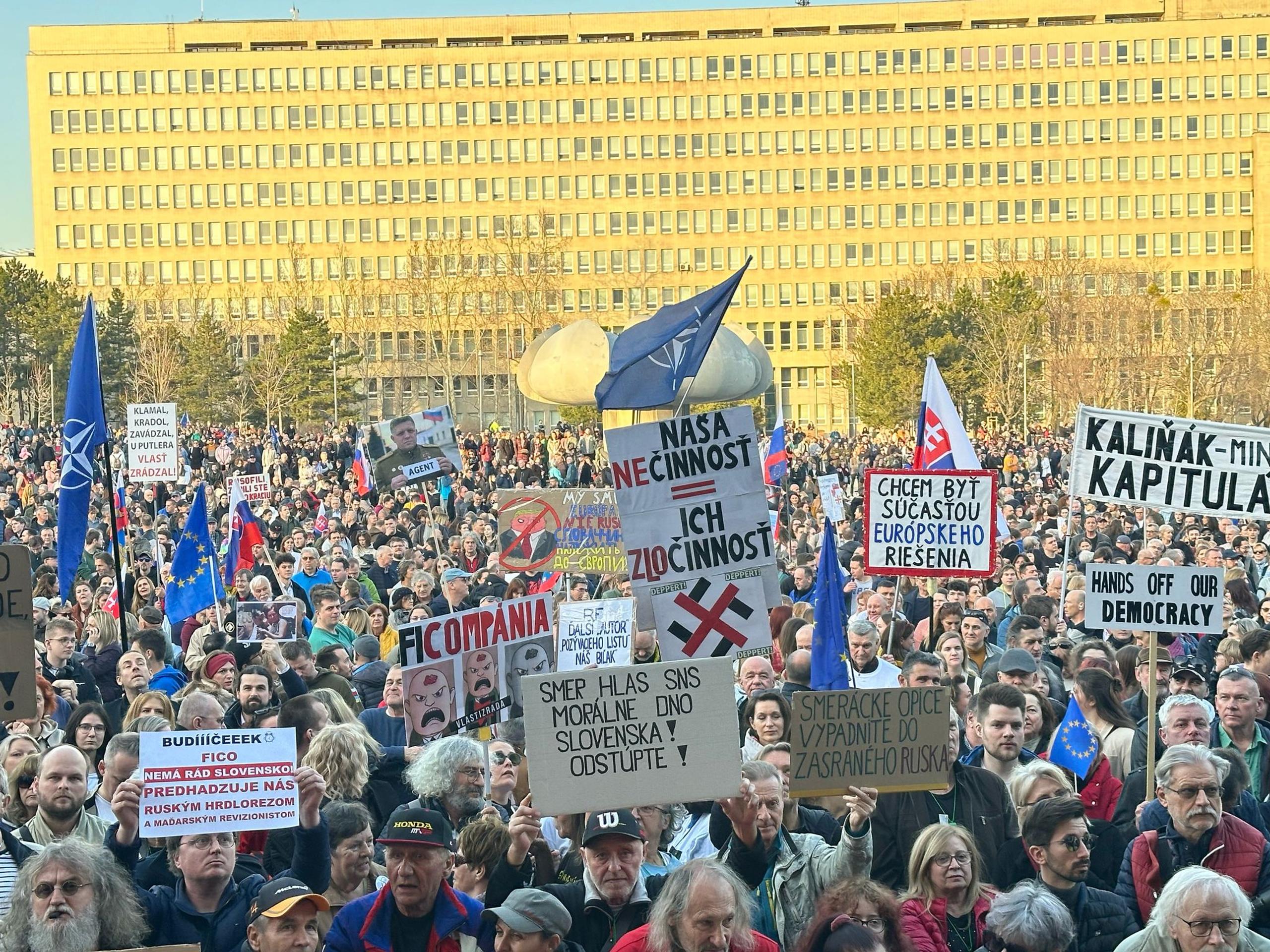 Ľudia na proteste Slovensko je Európa
