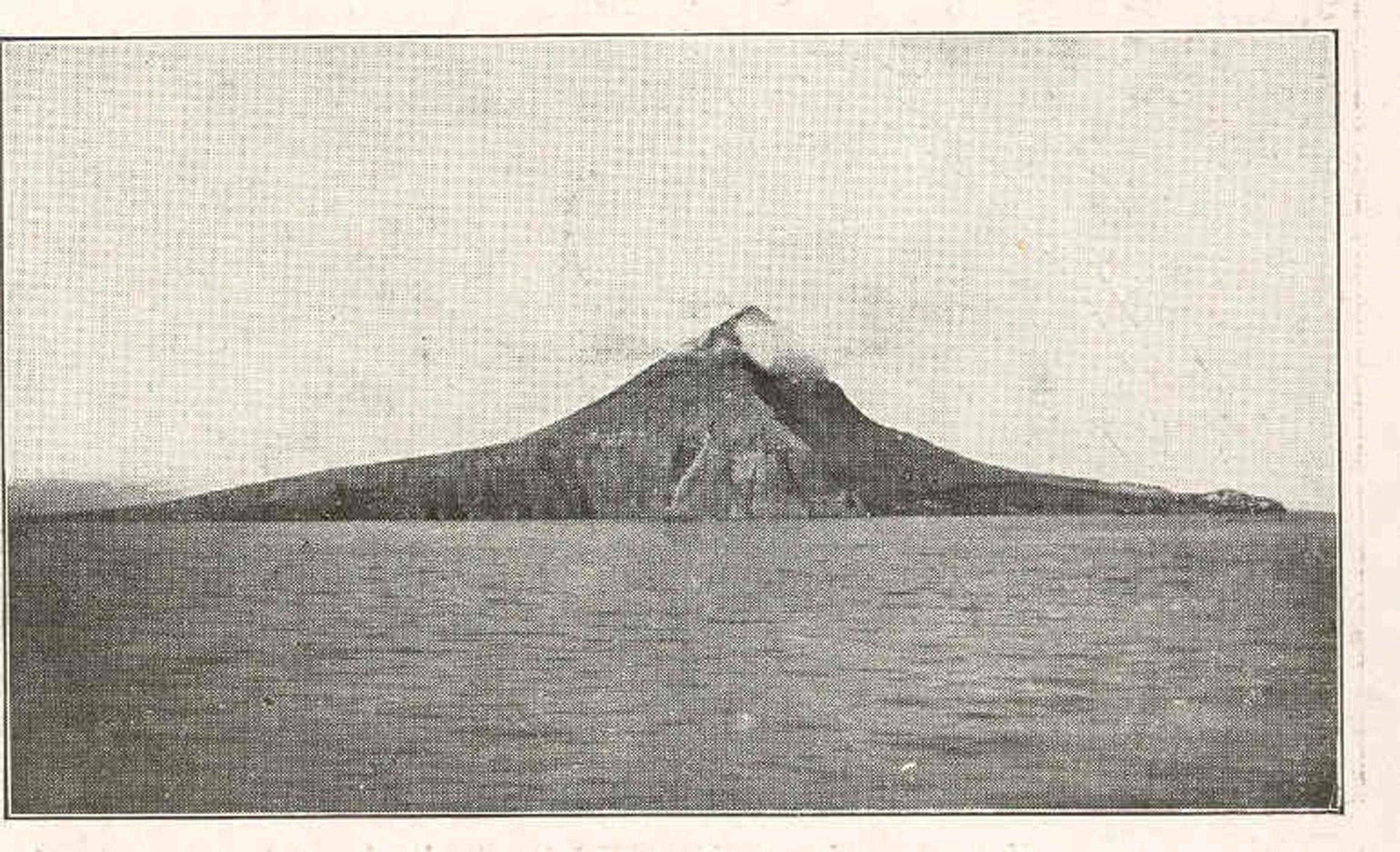 Sopka Krakatoa pred výbuchom.