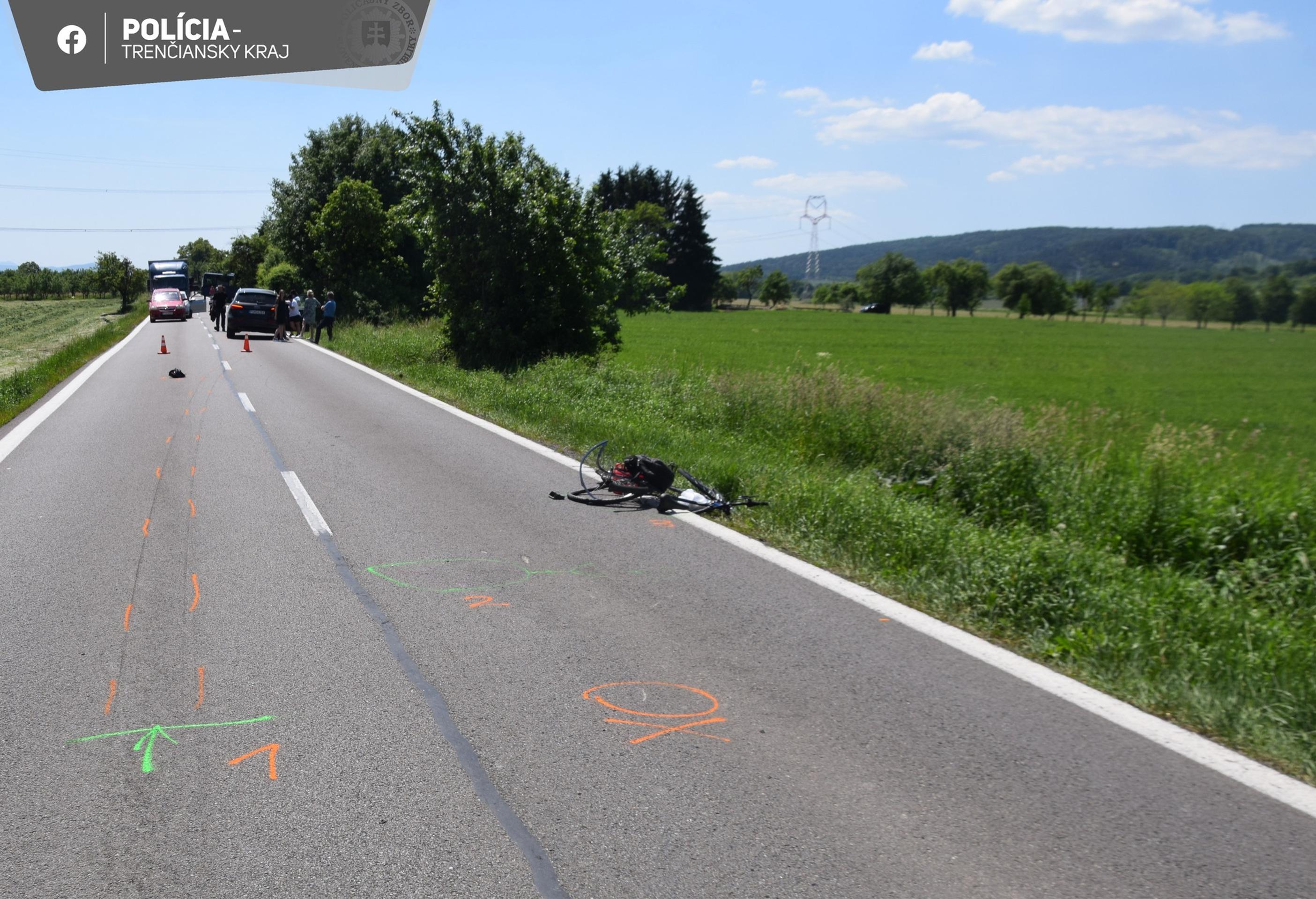 Opitého cyklistu zachytilo auto.
