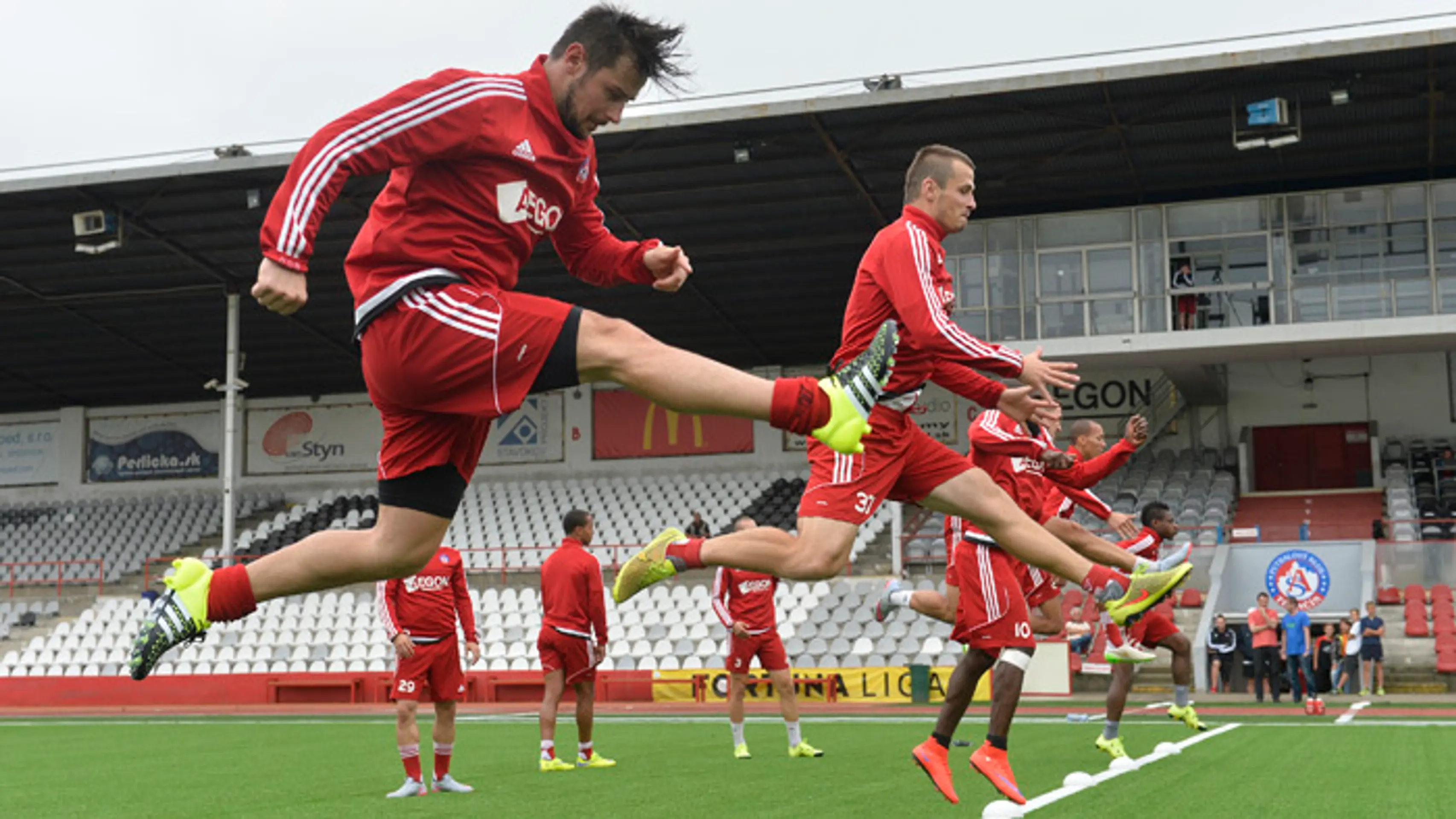 Tomáš Tatar netradične v kopačkách na tréningu AS Trenčín.