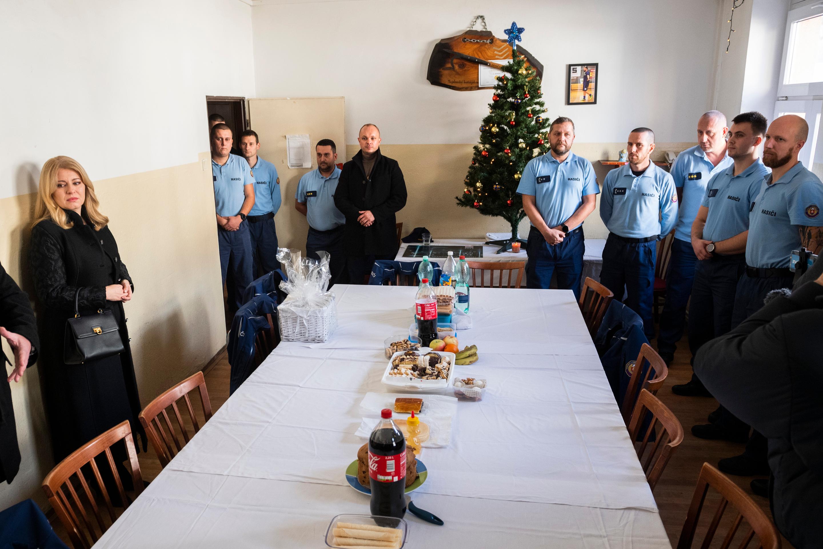 Vľavo prezidentka SR Zuzana Čaputová počas stretnutia s príslušníkmi Hasičského a záchranného zboru útvaru hlavného mesta SR Bratislavy.