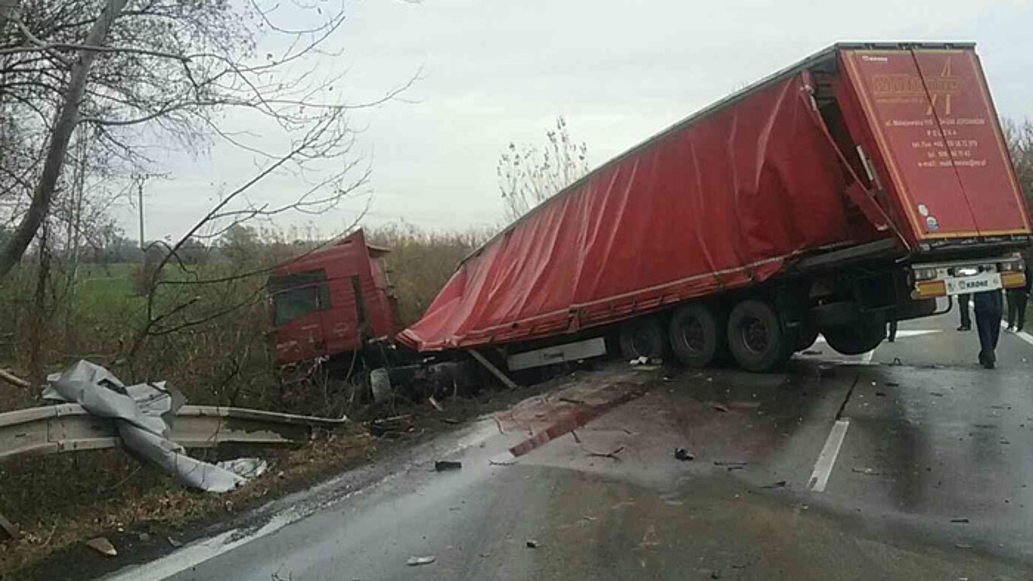 V Medveďove sa zrazili dve dodávky a nákladiak.