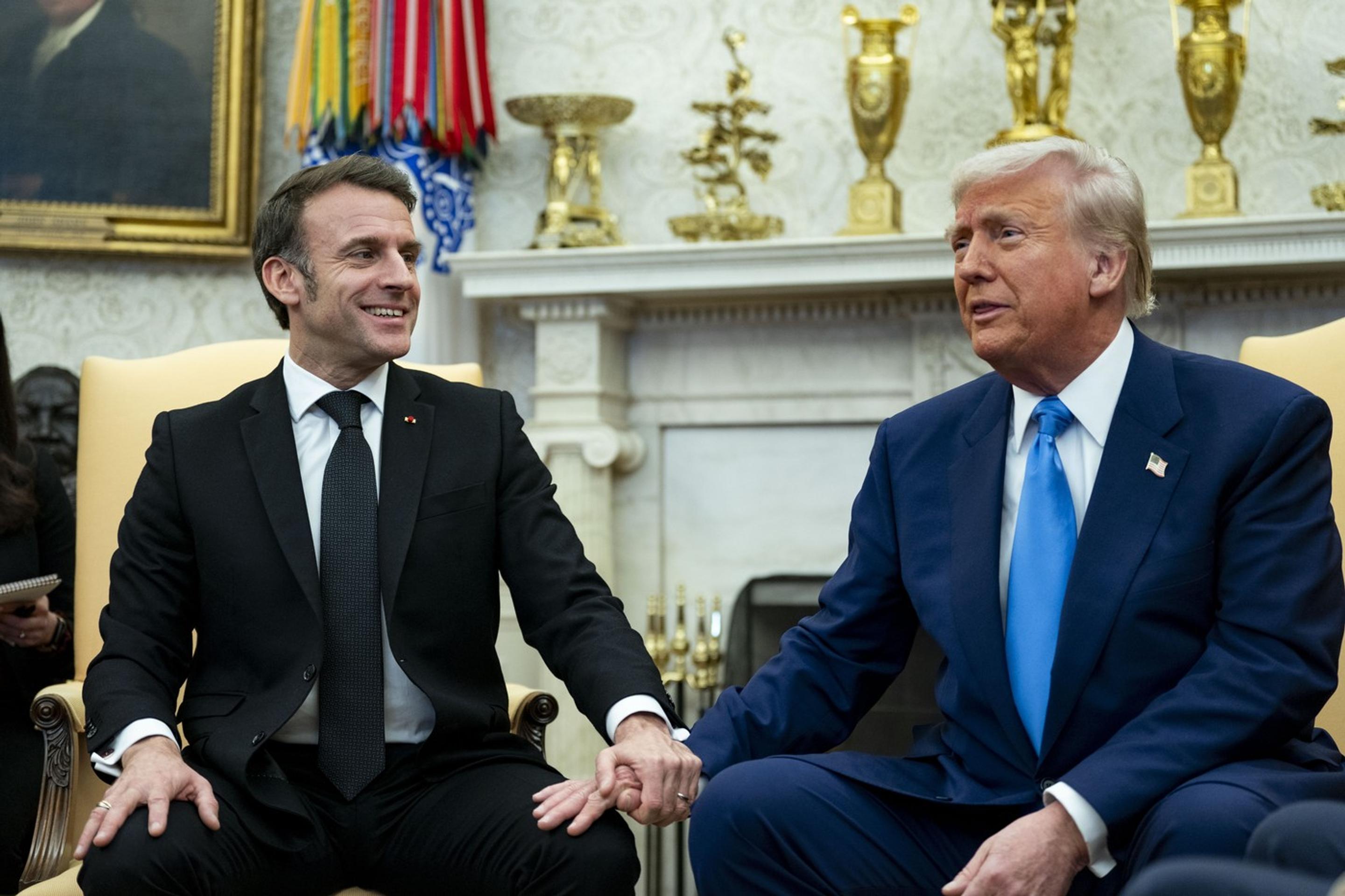 Emmanuel Macron si podáva ruku s Donaldom Trumpom počas ich stretnutia v Bielom dome.