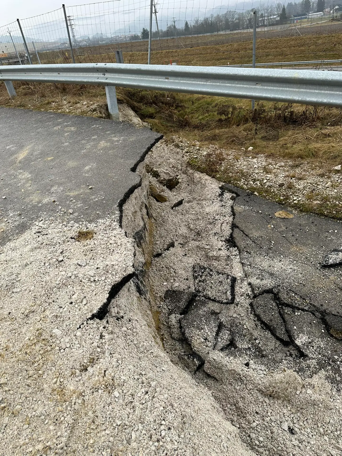 V časti Bytčica došlo k výraznému zosuvu pôdy.