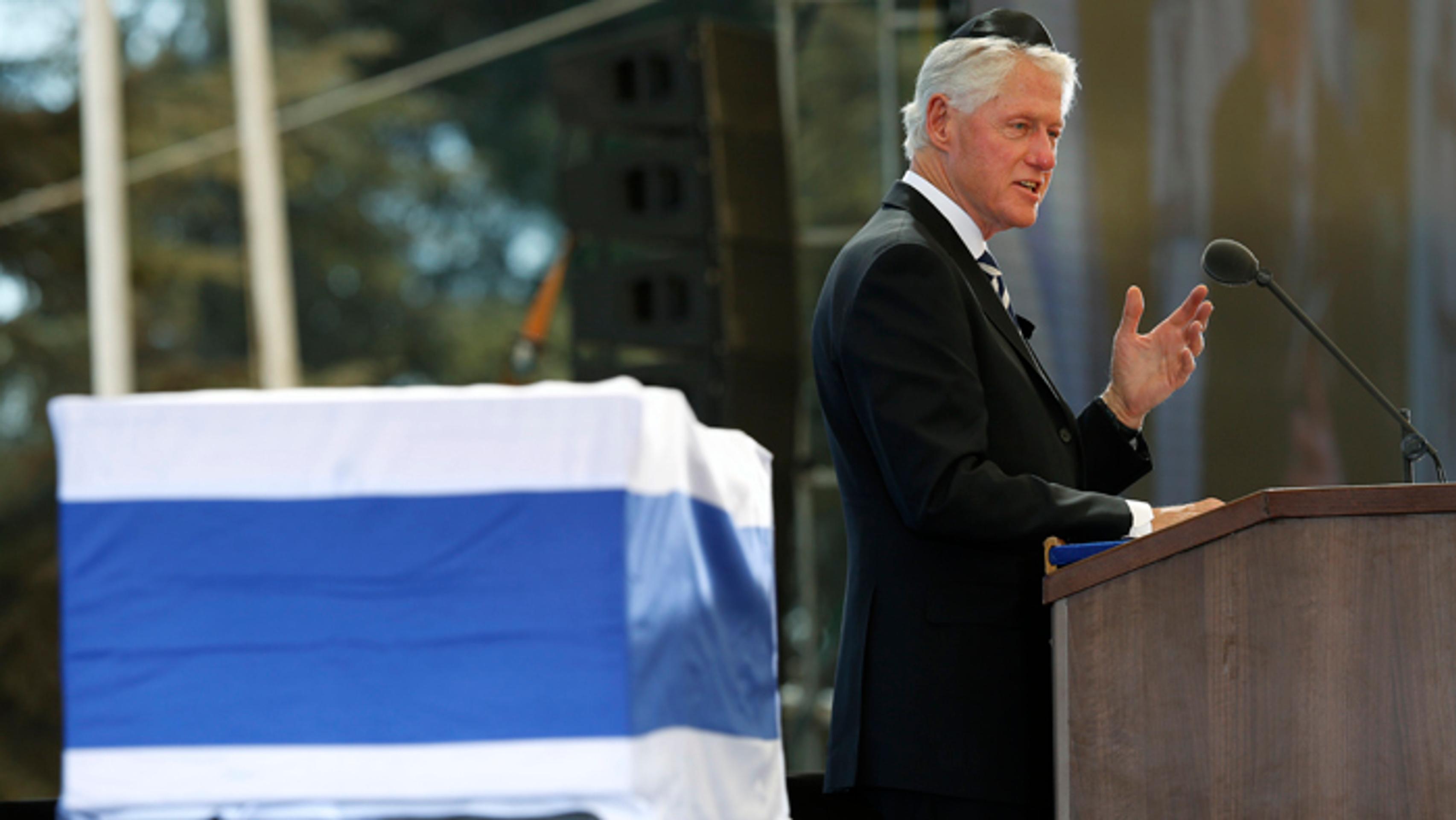 Bývalý americký prezident Bill Clinton na pohrebe Šimona Peresa.