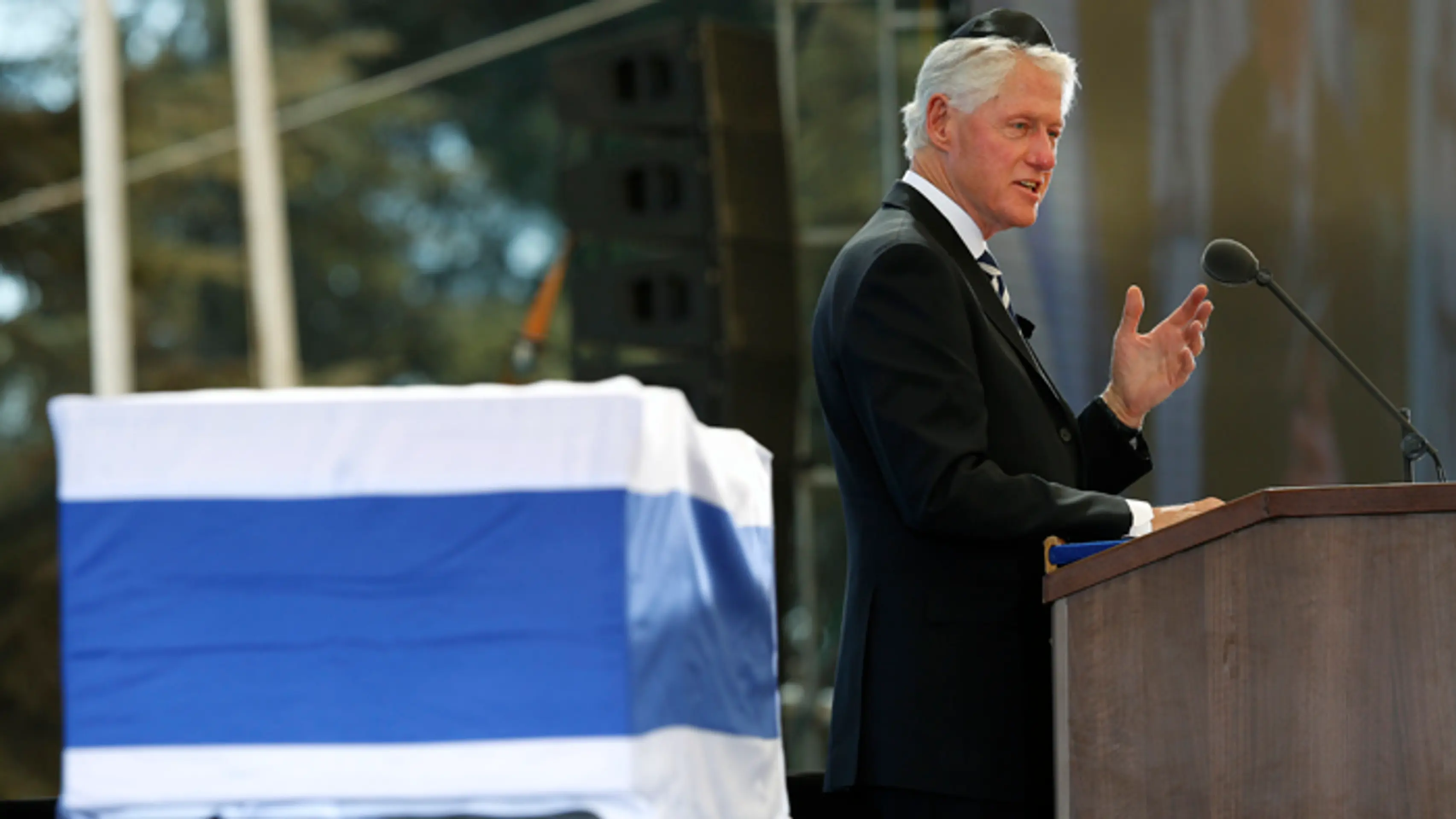 Bývalý americký prezident Bill Clinton na pohrebe Šimona Peresa.