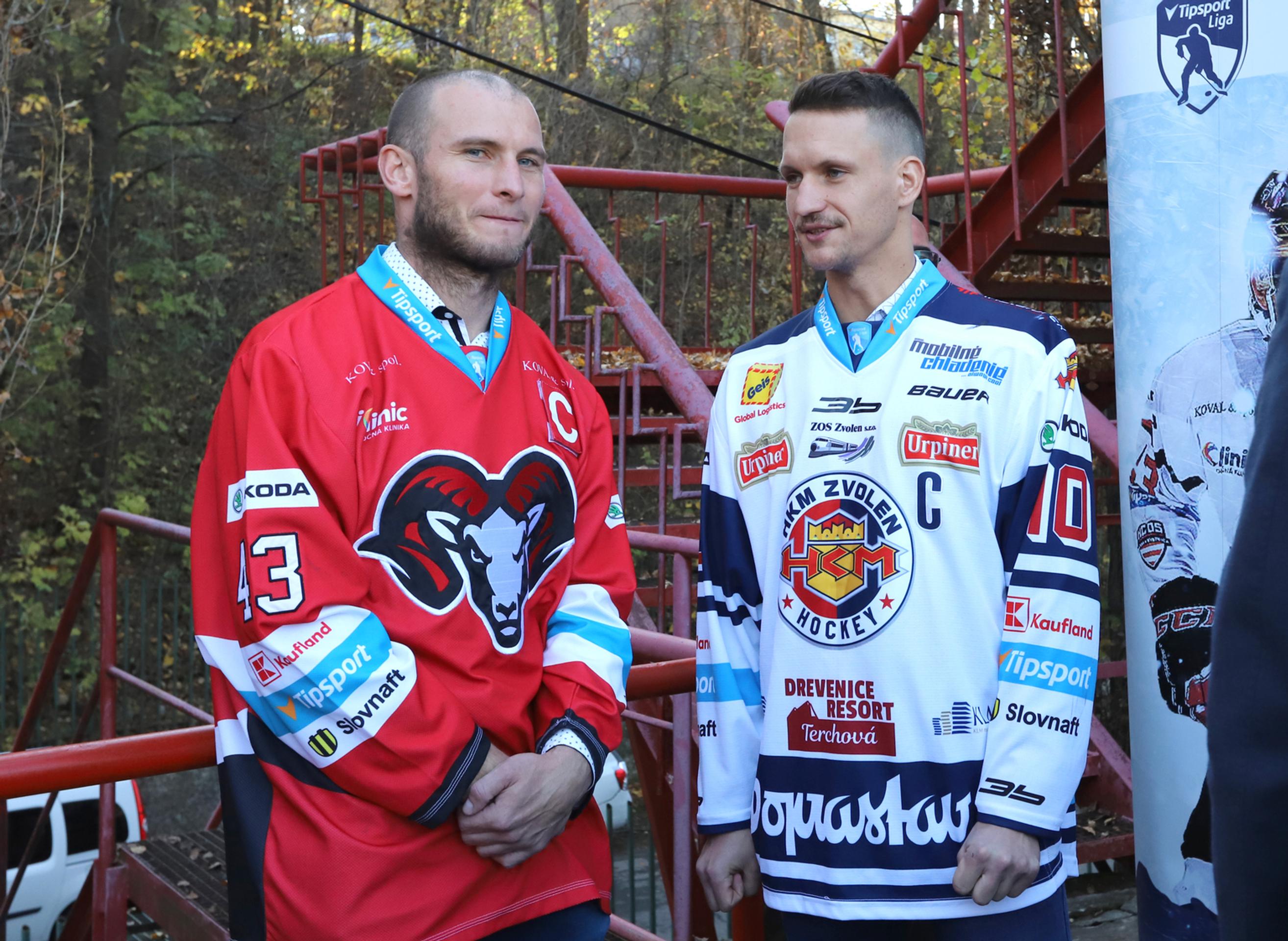 Kapitáni tímov (zľava) Banská Bystrica Tomáš Surový a Zvolena Michal Chovan na tlačovej konferencii k Winter Classic.