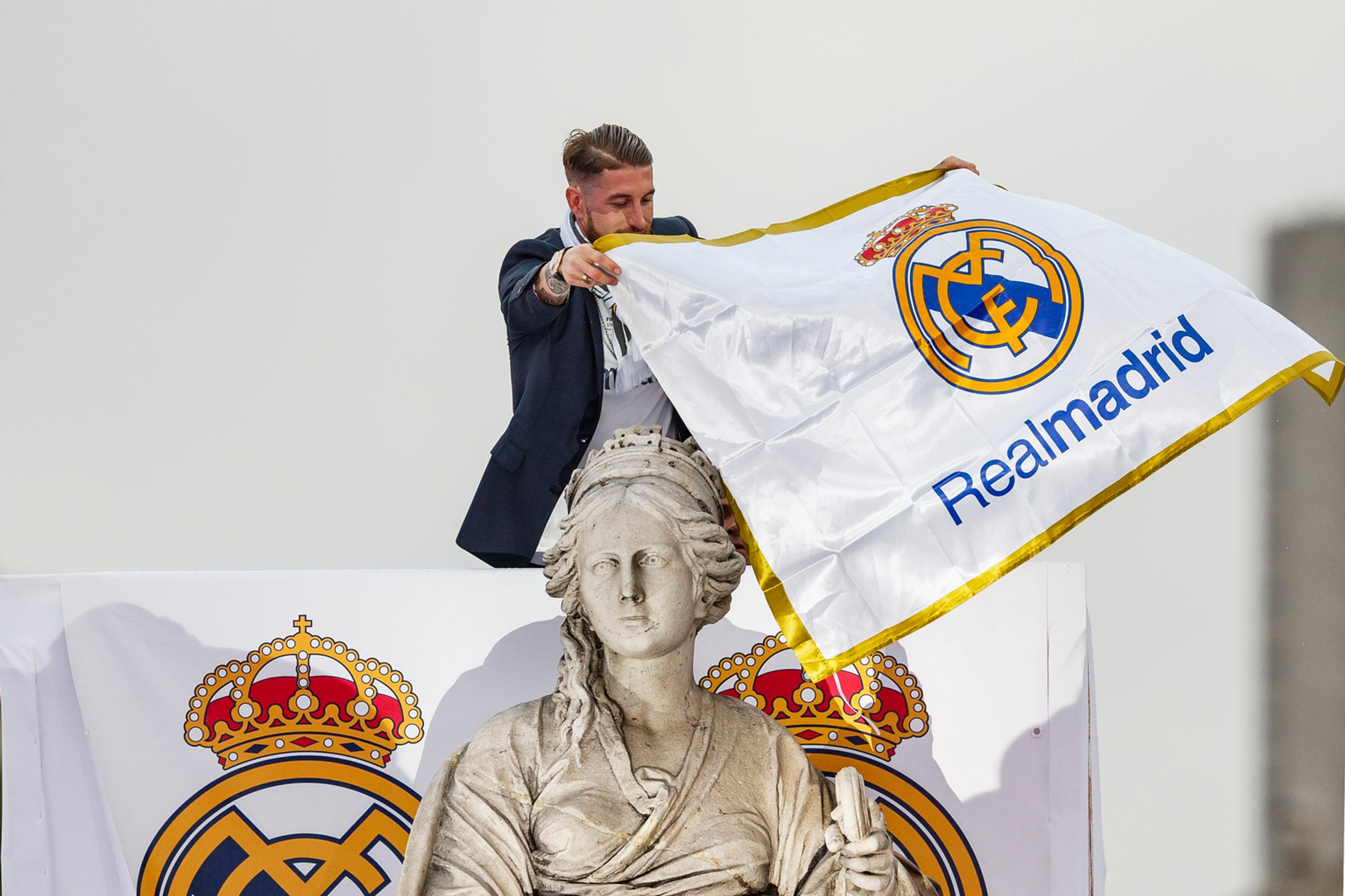 Kapitán Realu Madrid Sergio Ramos na madridskom námestí Cibeles pri oslavách titulu v Ligy majstrov.