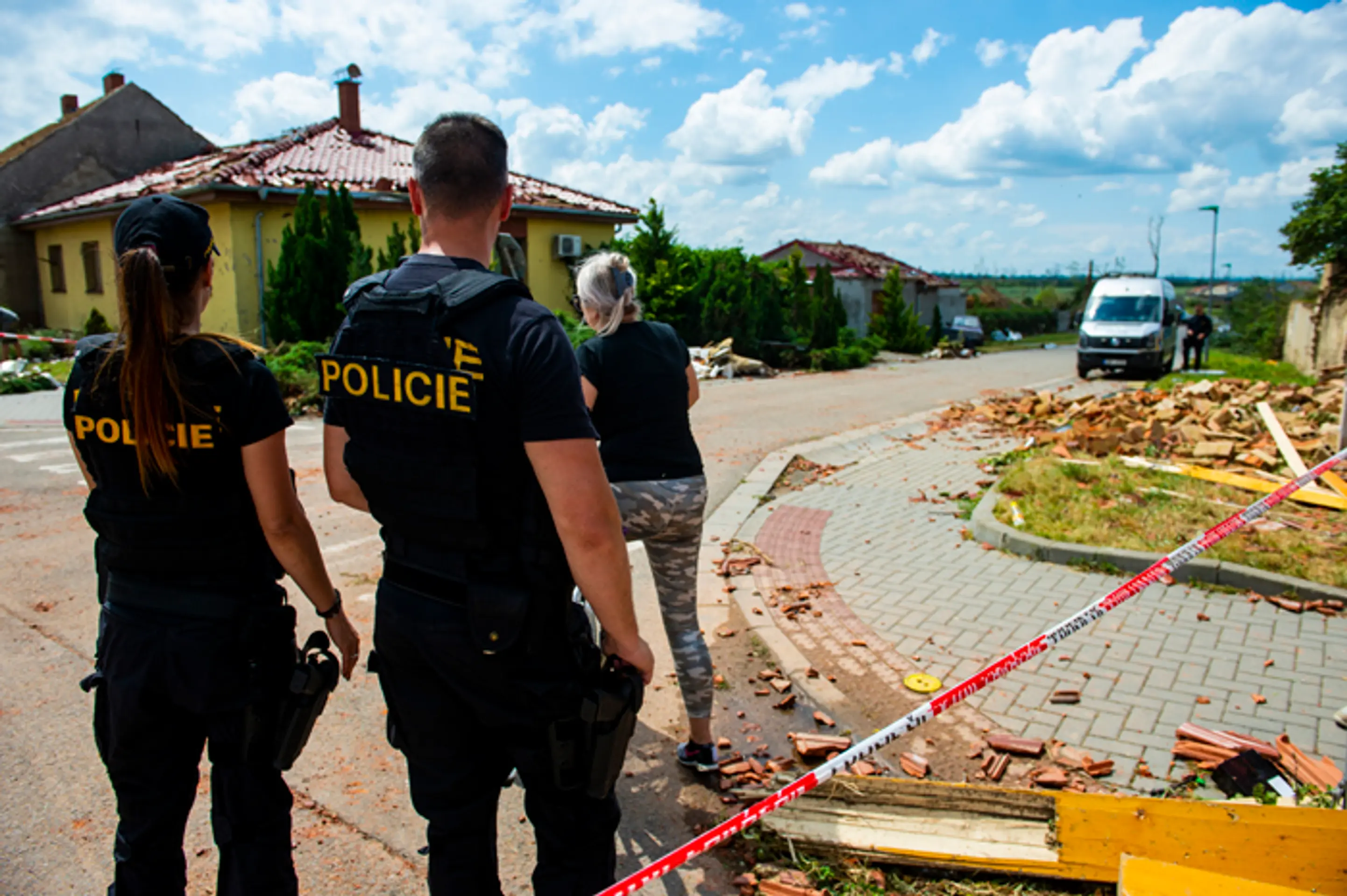 Policajti v obci Hrušky, ktorú zasiahlo tornádo.