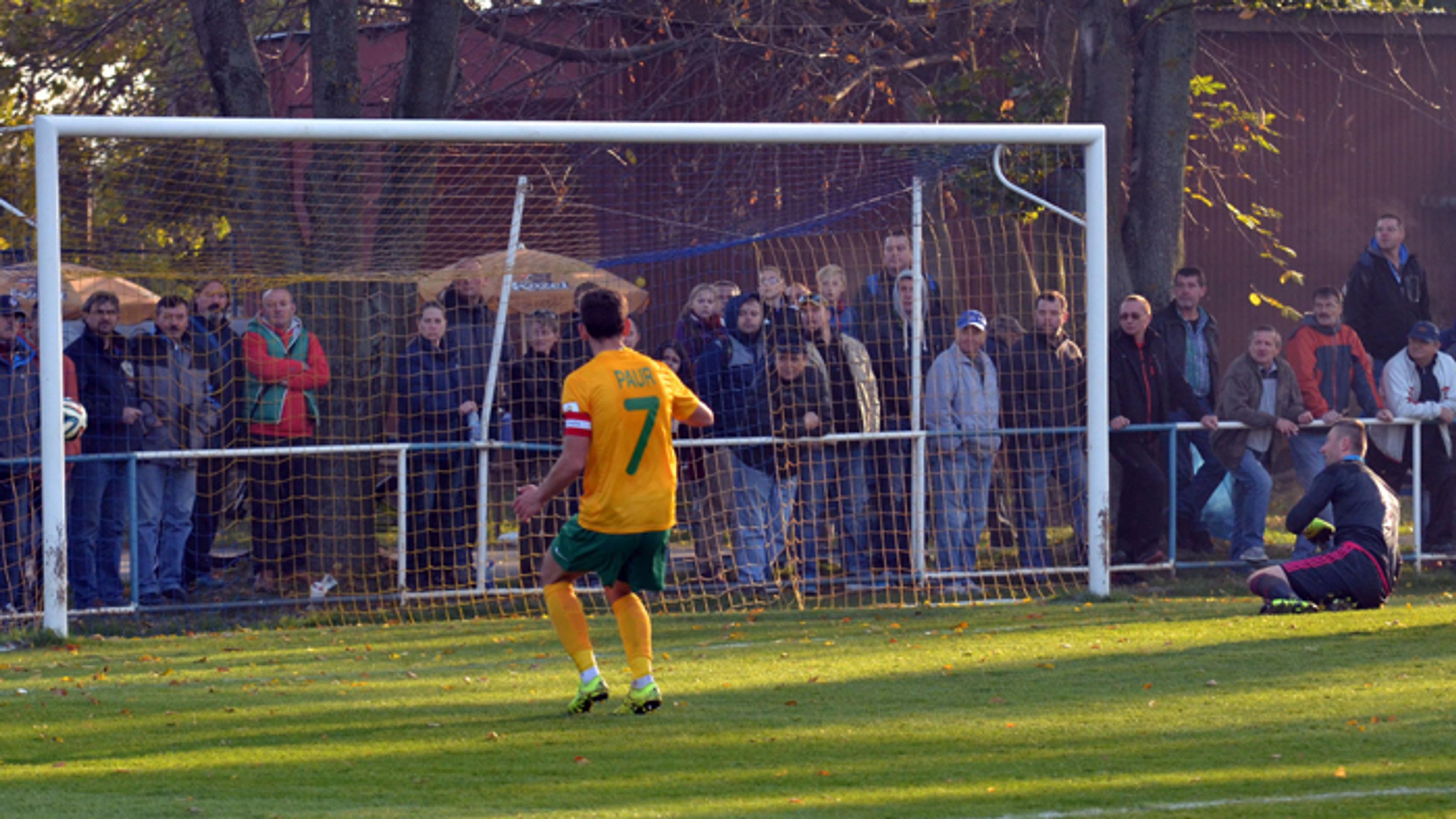 Brankár TJ FK Vyšné Opátske Igor Hajovský inkasuje druhý gól od Žiliny.