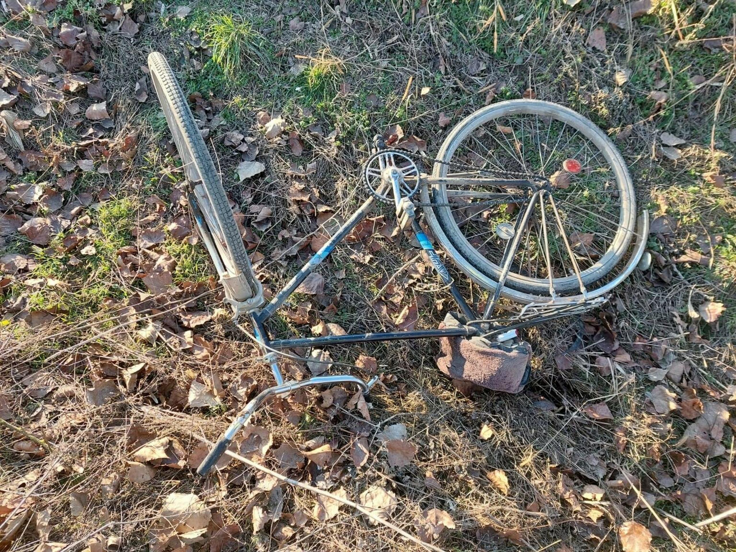 Bicykel obete nehody s autom neďaleko obce Milinovice.