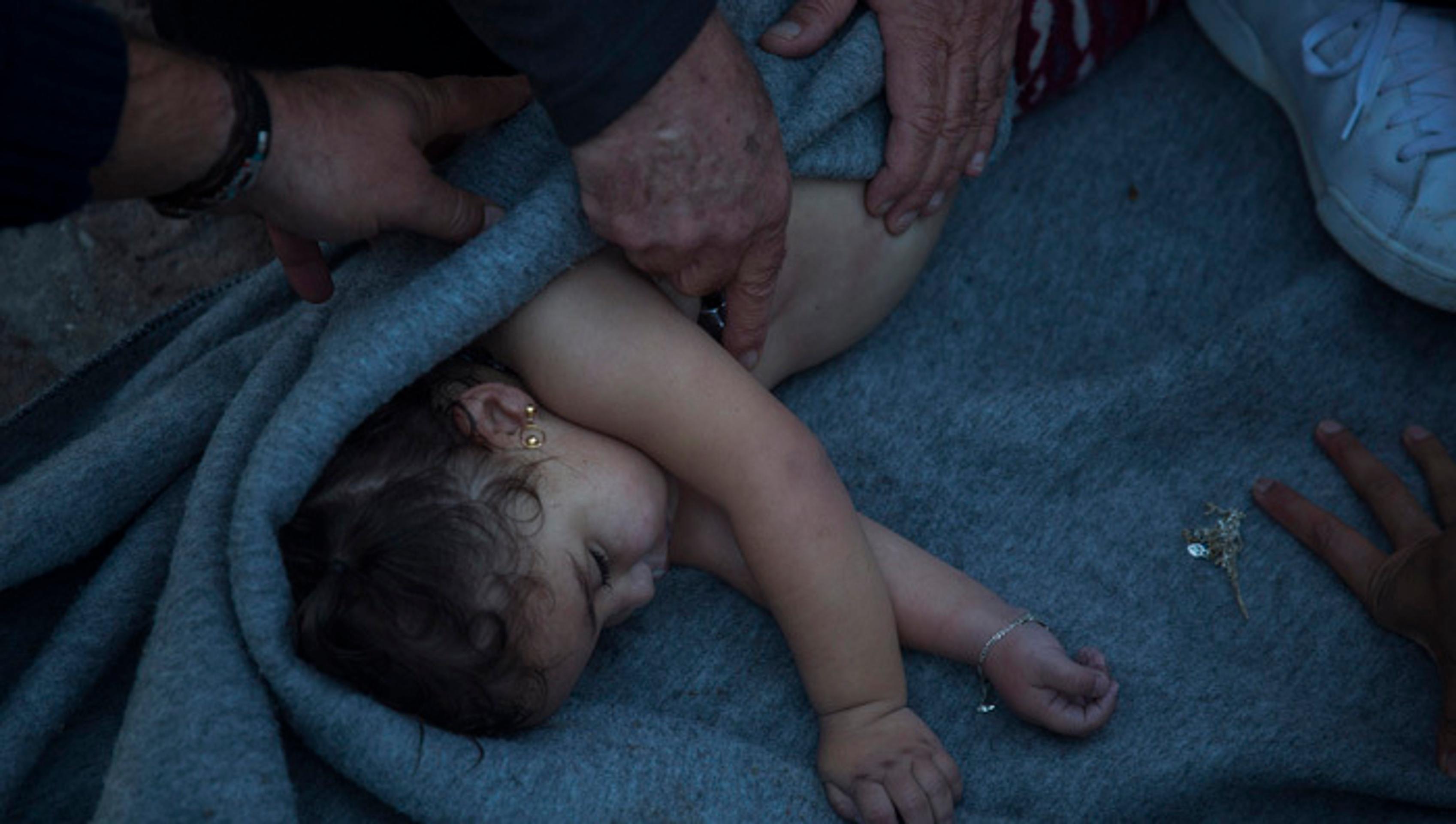 Lekári oživujú malé dievčatko, ktoré sa nachádzalo na lodi s migrantami.