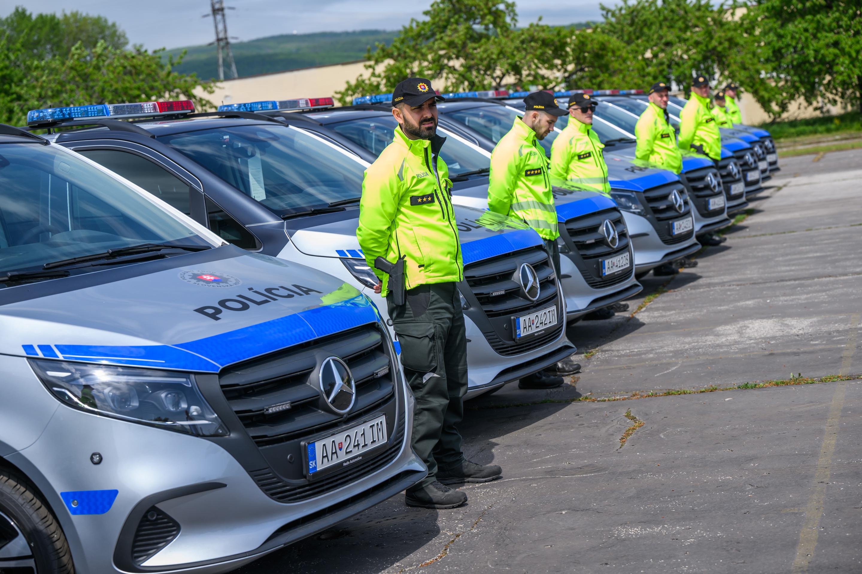 Policajti pri nových služobných vozidlách