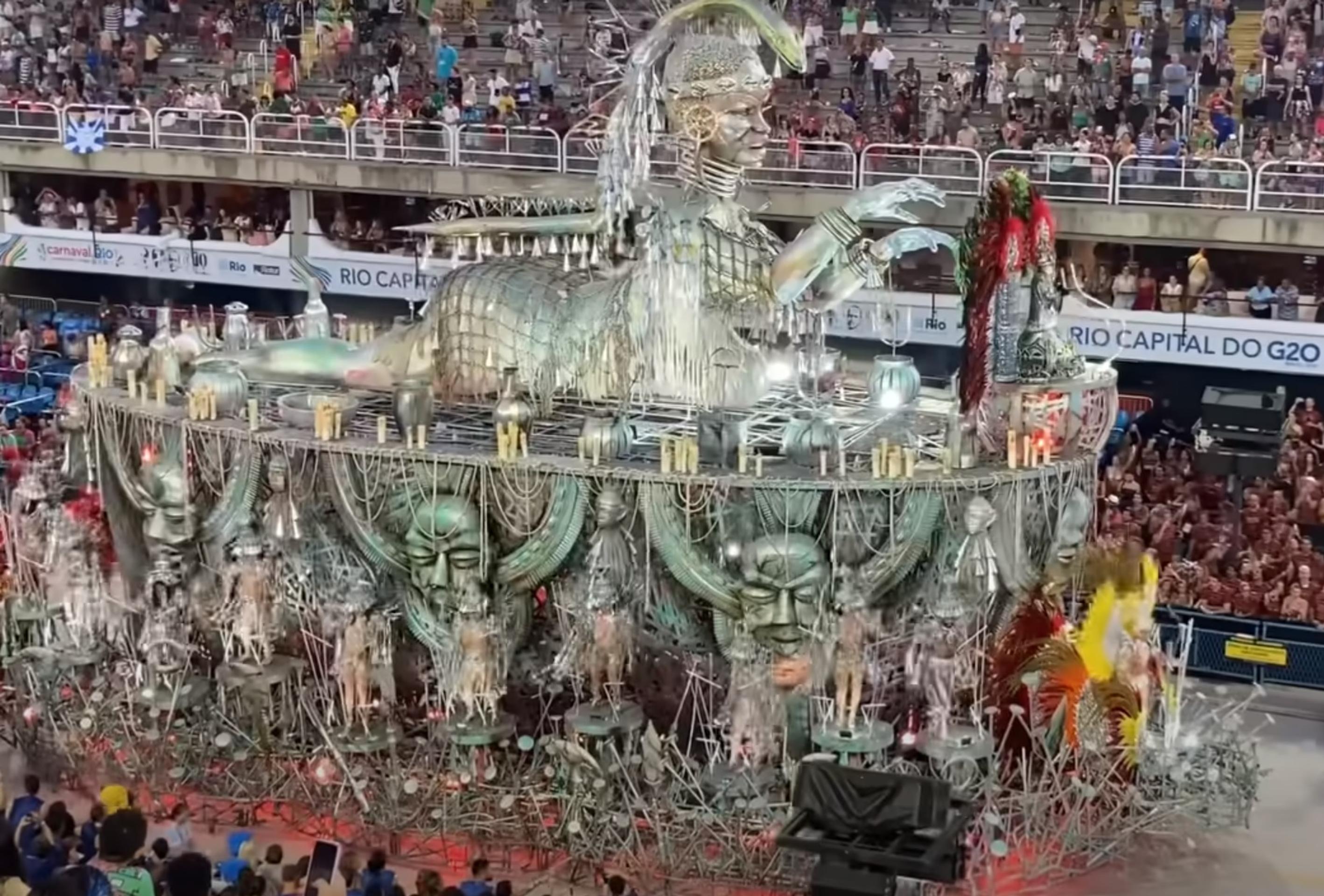 Voz, na ktorom bol Lukáš v rámci sprievodu. 